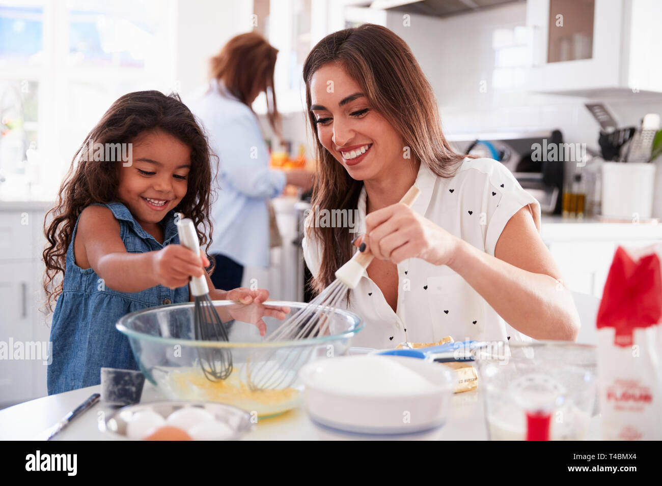 Jeune Fille Faire Des Gateaux Dans La Cuisine Avec Sa Maman Grand Mere Occupee En Arriere Plan Selective Focus Photo Stock Alamy Jeune Fille Faire Des Gateaux Dans La Cuisine Avec Sa Maman Grand Mere Occupee En Arriere Plan Selective Focus Photo Stock Alamy