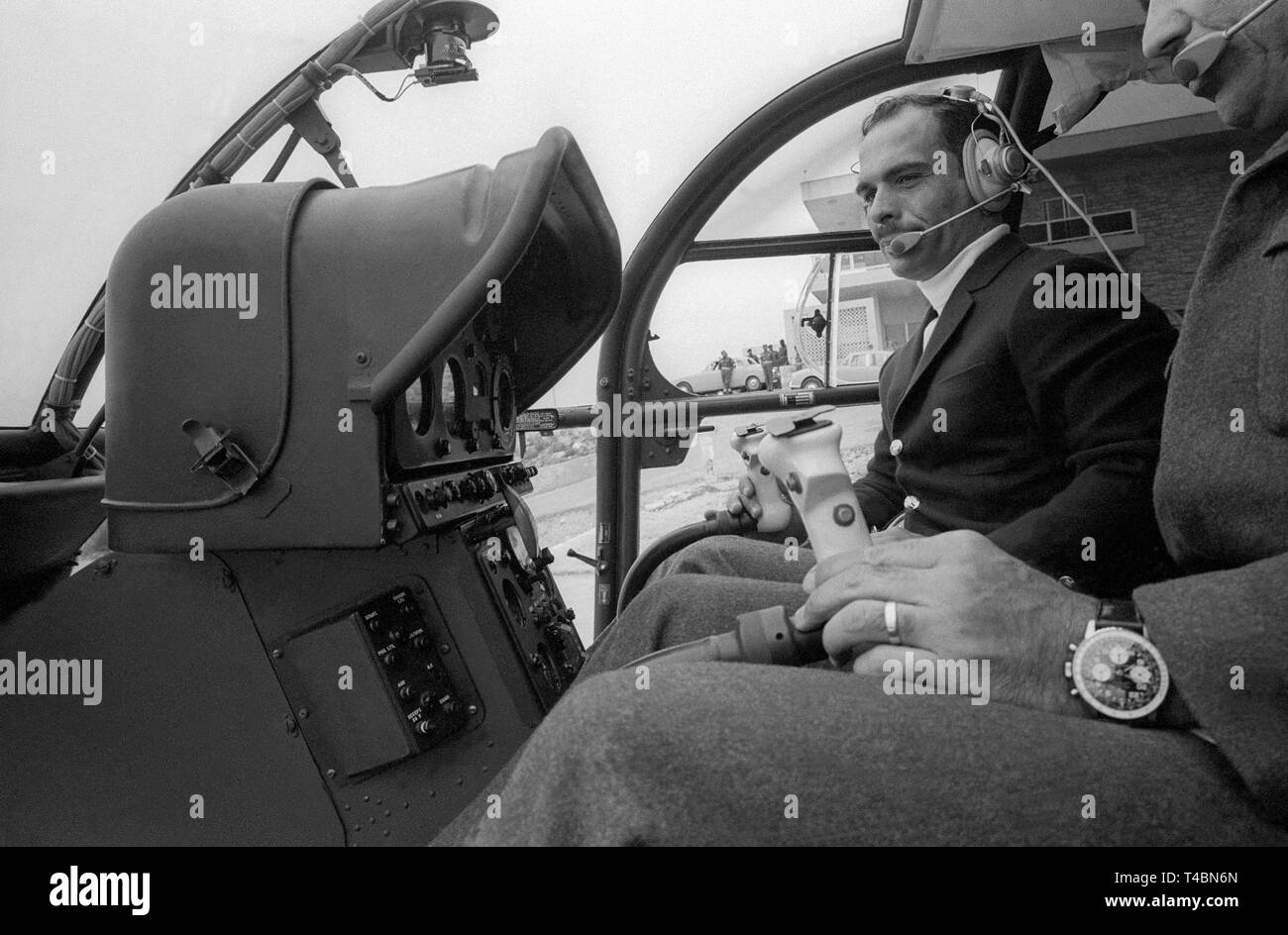 HUSSEIN bin Talal de Jordanie à le stick directionnel dans l'hélicoptère Banque D'Images