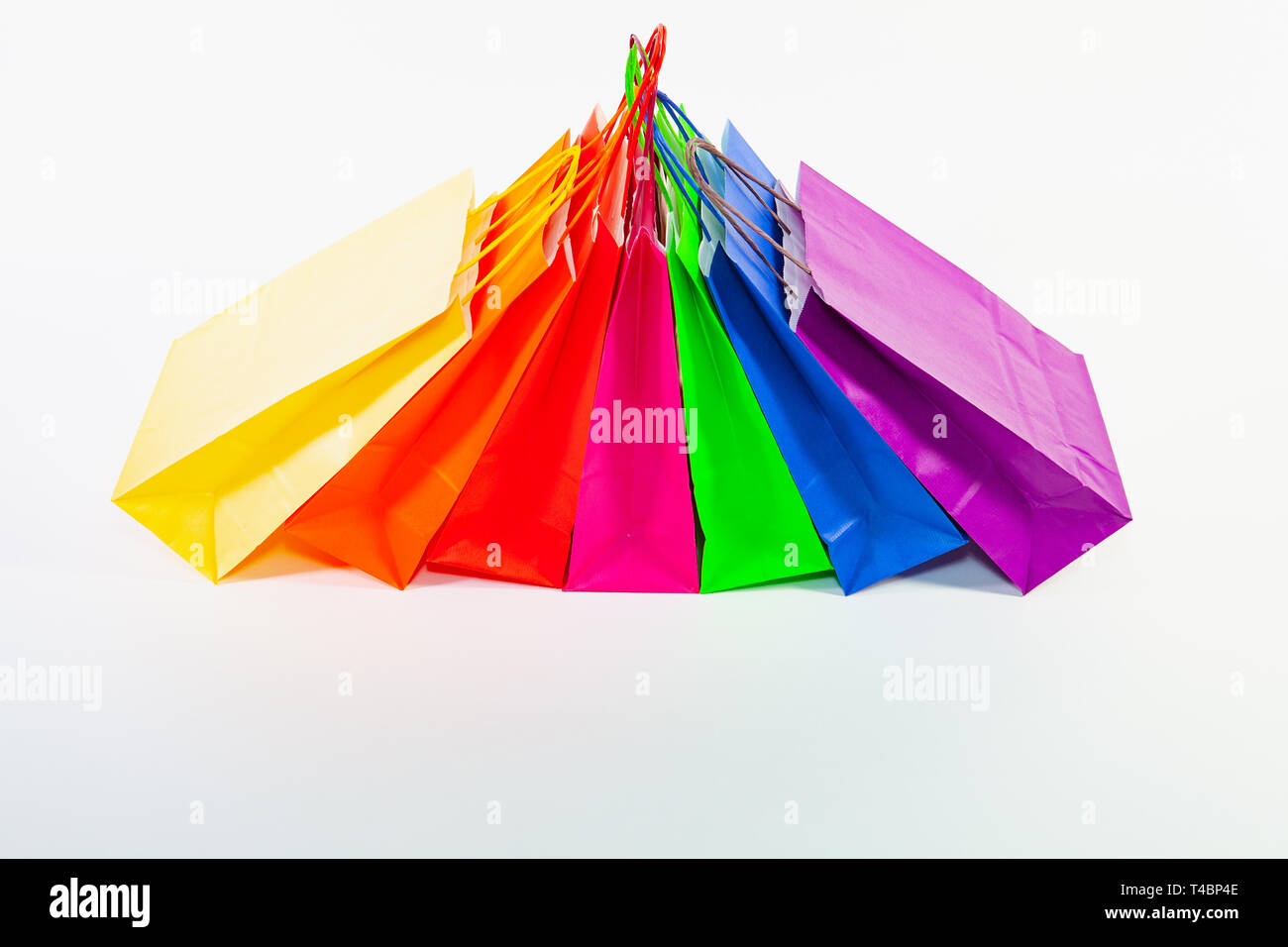 Ensemble de sacs vides colorés isolé sur le fond blanc. La vente, la consommation, de la publicité et de la vente au détail concept. De nombreux colorful shopping bags Banque D'Images