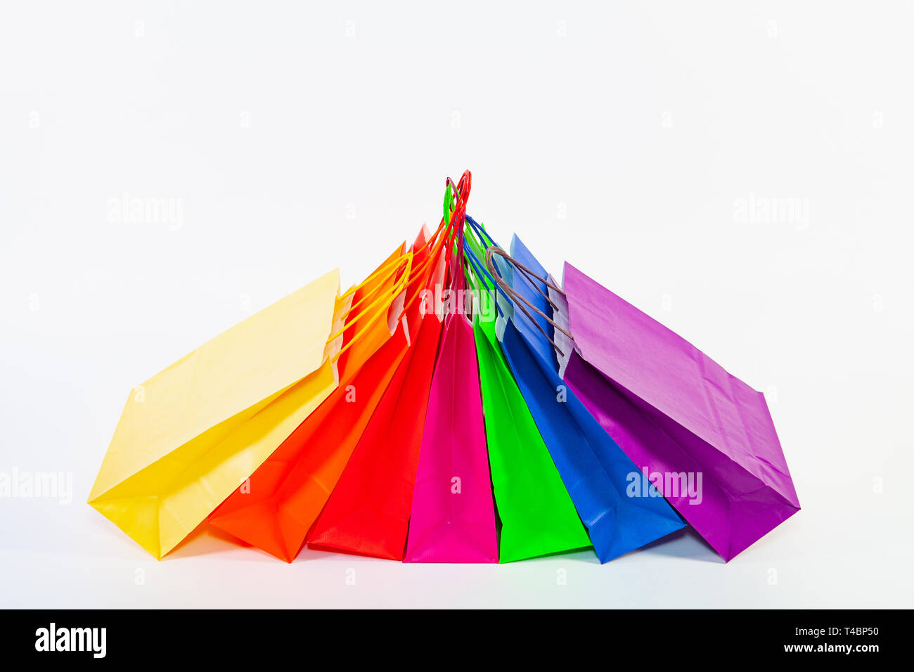Ensemble de sacs vides colorés isolé sur le fond blanc. La vente, la consommation, de la publicité et de la vente au détail concept. De nombreux colorful shopping bags Banque D'Images