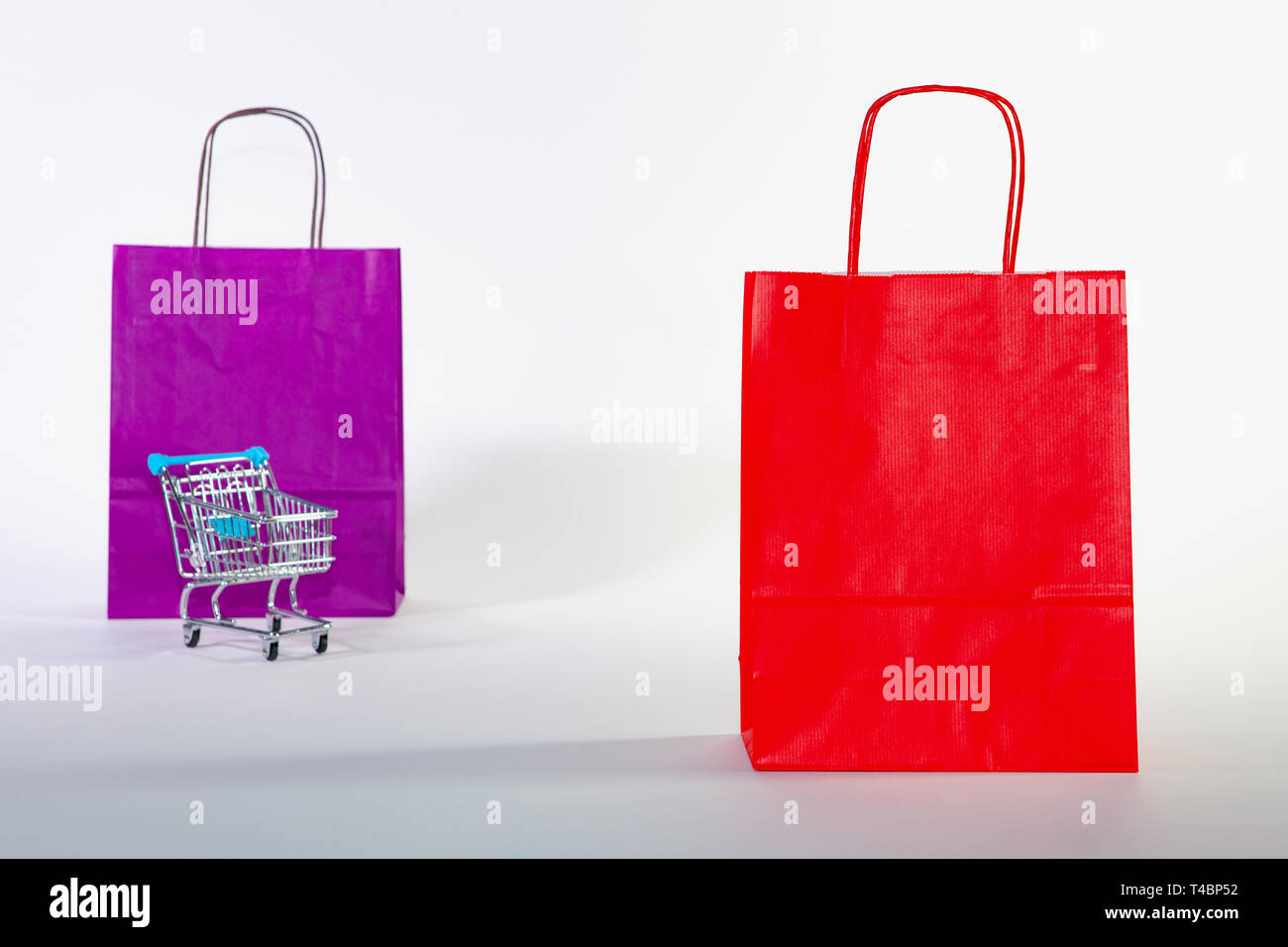 Ensemble de sacs vides colorés isolé sur le fond blanc. La vente, la consommation, de la publicité et de la vente au détail concept. De nombreux colorful shopping bags Banque D'Images
