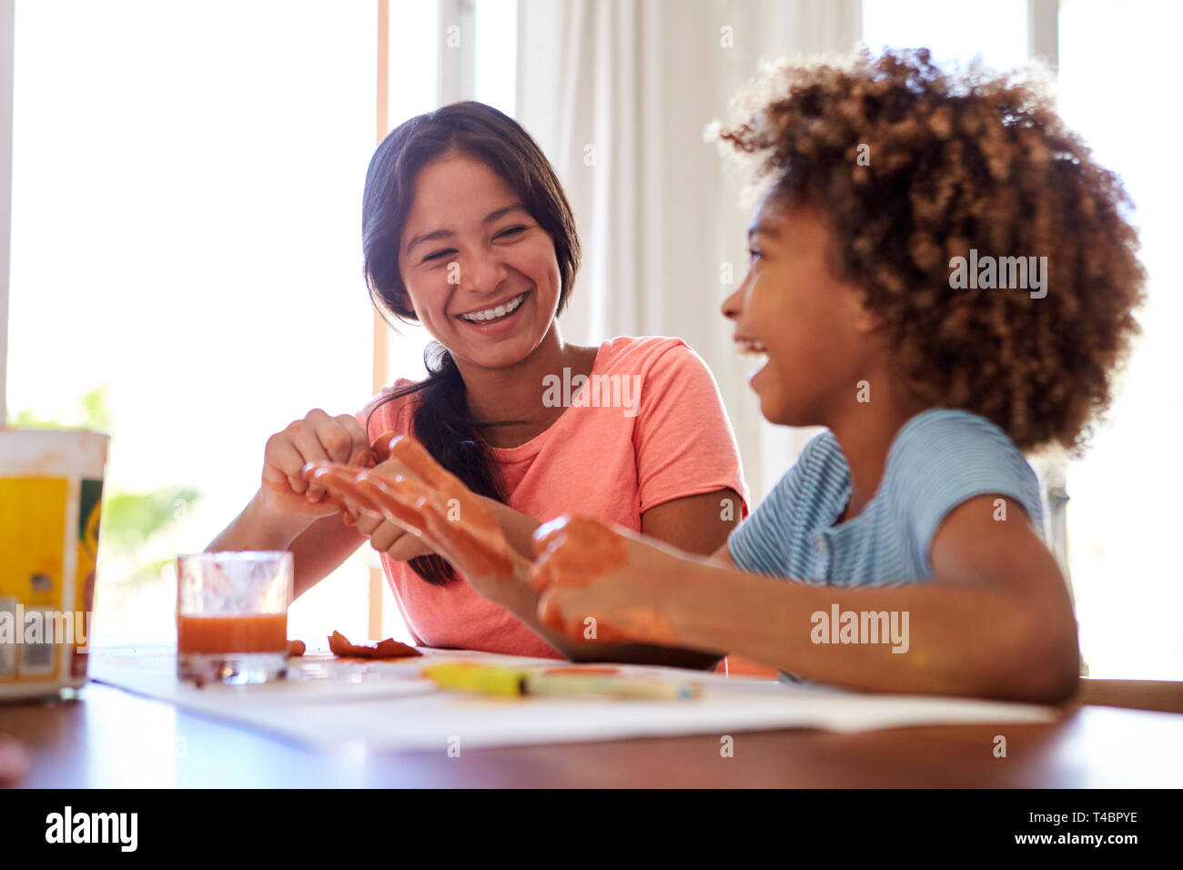 Close up de deux copines s'amusant à jouer avec de la pâte à modeler à la maison, Close up, selective focus Banque D'Images