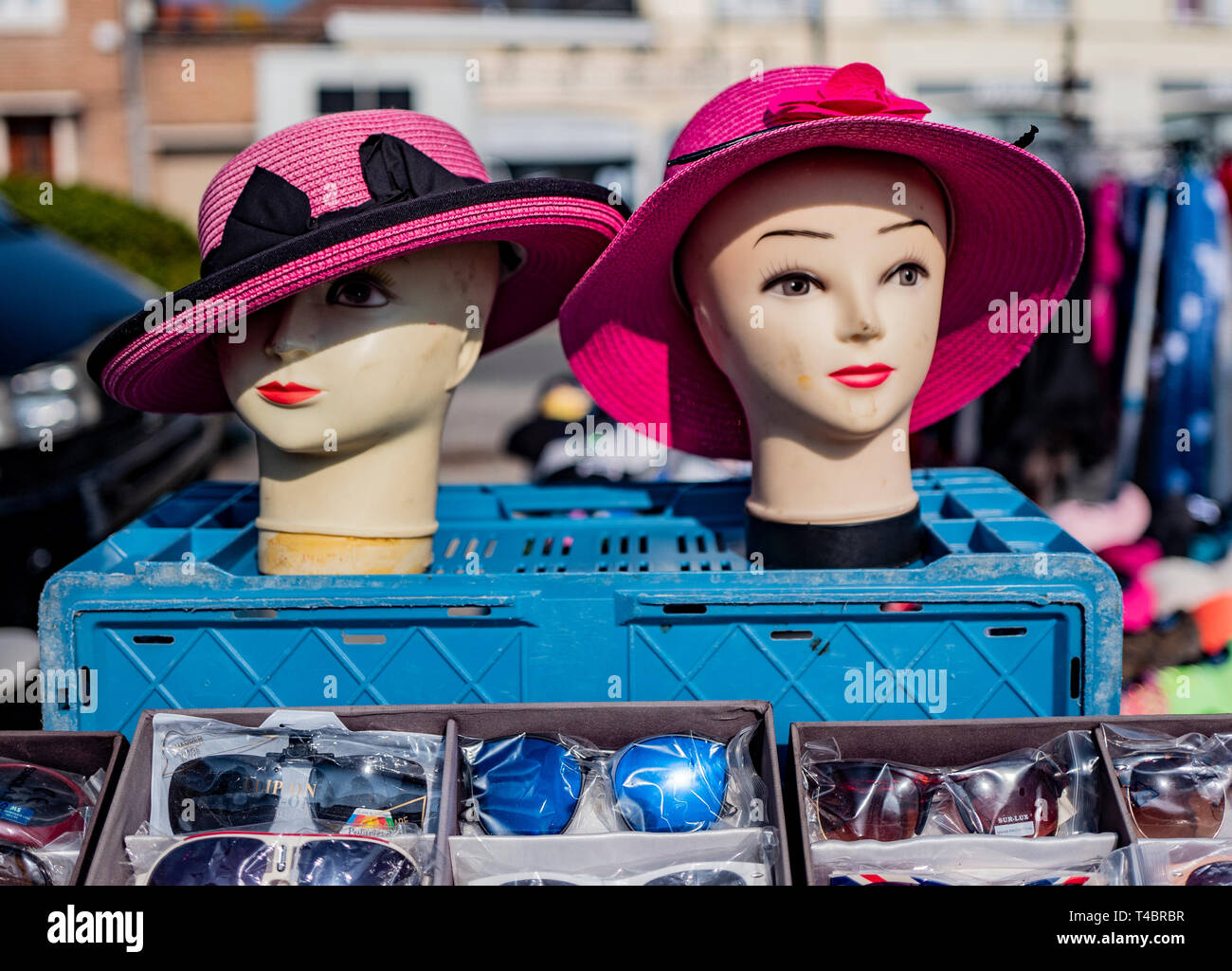 Mannequins modelant des chapeaux Banque de photographies et d'images à  haute résolution - Alamy