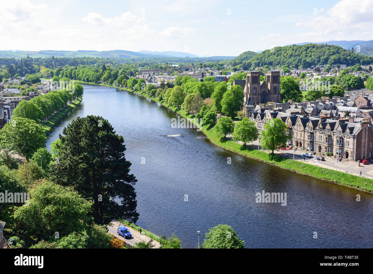 Rivière Ness et St Andrew's Cathedral de Castle Hill, Inverness, Highland, Ecosse, Royaume-Uni Banque D'Images