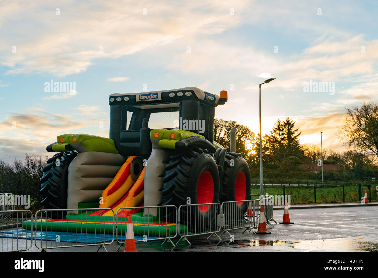 Dublin, 27 octobre : Matin vue d'une imposante construction voiture jouet gonflable forme le Oct 27, 2018 à Dublin, Irlande Banque D'Images