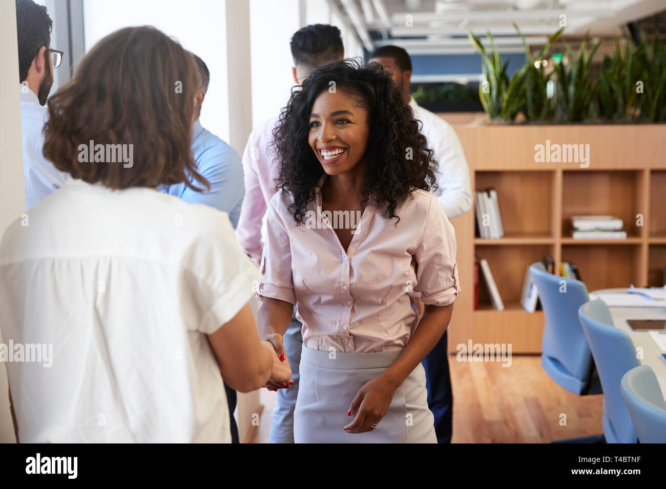 Des collègues de sexe féminin après une réunion de Banque D'Images