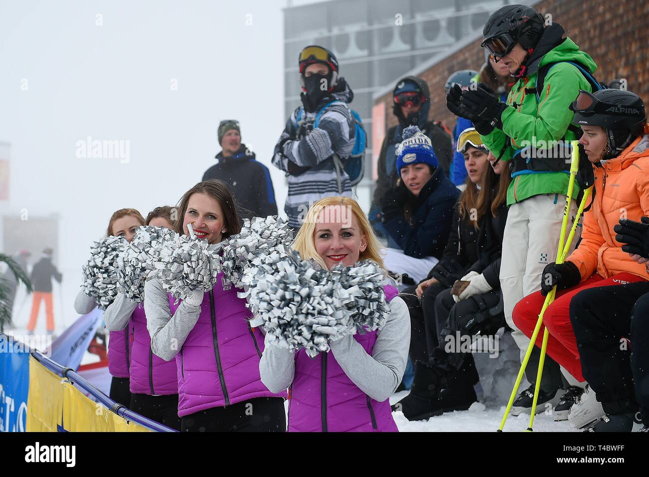 Cheerleaders vus durant la tournée européenne de volley-ball de neige CEV 2019. Banque D'Images