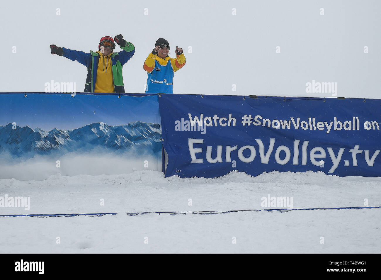 Enfants vu pendant la tournée européenne de volley-ball de neige CEV 2019. Banque D'Images