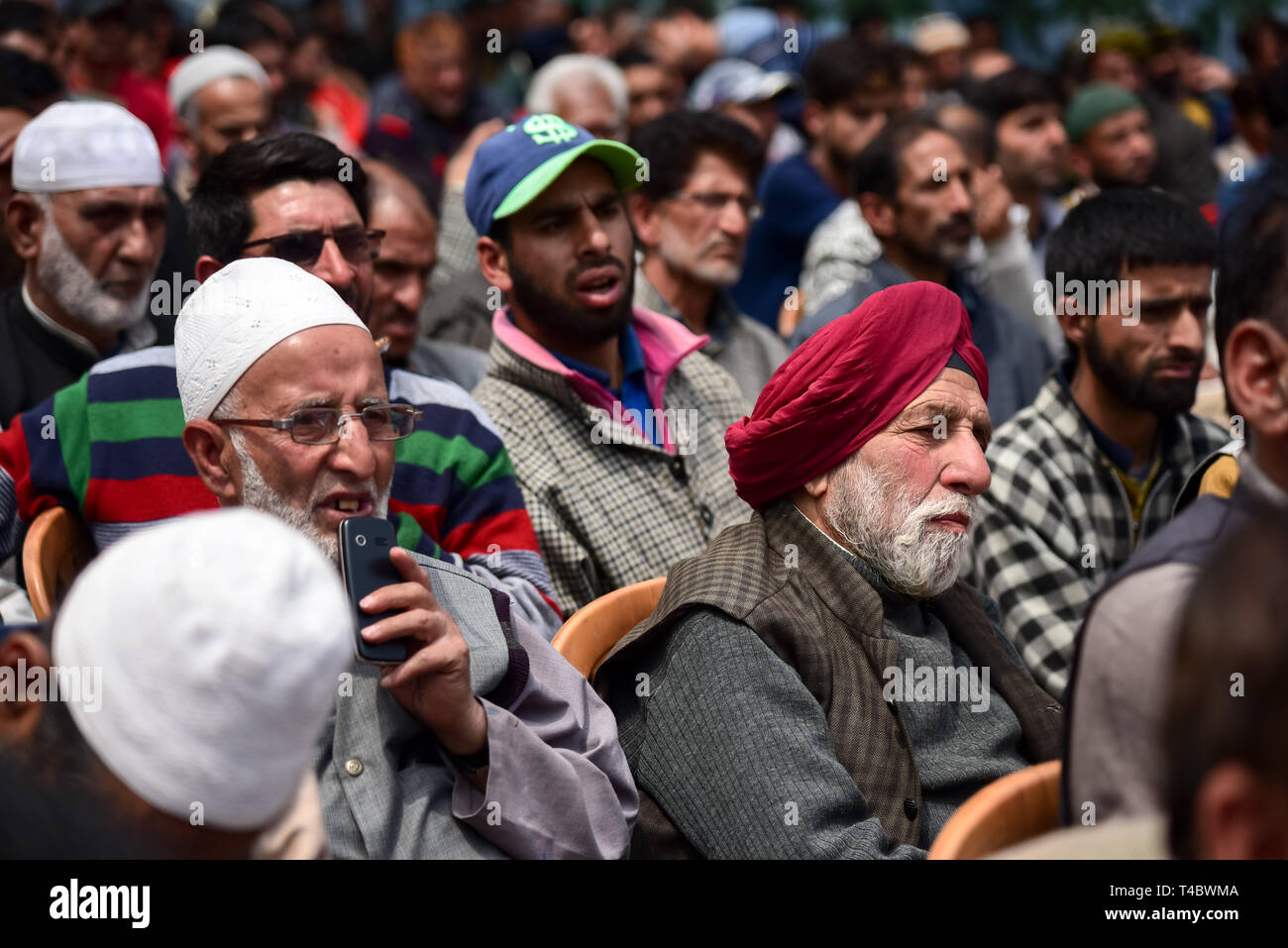 Les partisans du parti politique de l'Inde conférence nationale sont vus assister à une réunion électorale à Srinagar. L'Inde est la tenue d'élections générales en sept phases, la première s'est tenue le 11 avril. Banque D'Images