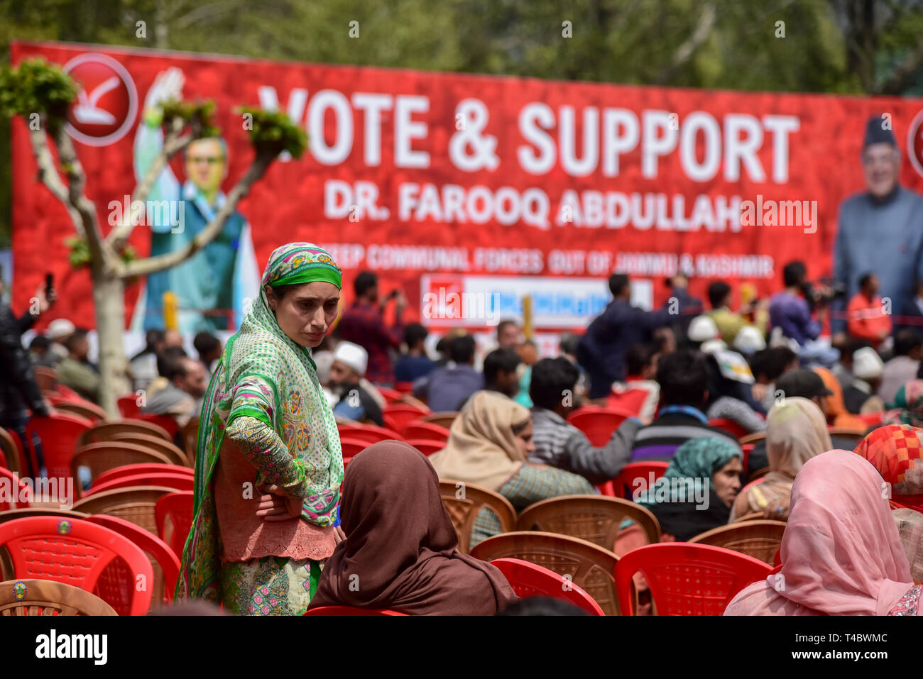Les partisans du parti politique de l'Inde conférence nationale sont vus assister à une réunion électorale à Srinagar. L'Inde est la tenue d'élections générales en sept phases, la première s'est tenue le 11 avril. Banque D'Images