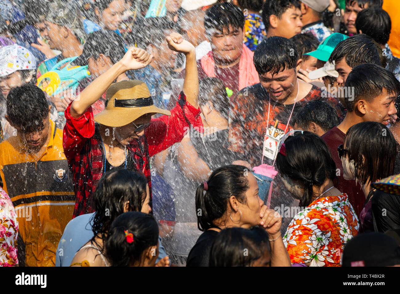 SUKHOTHAI, THAÏLANDE - 15 avril 2019 : Les Thaïlandais célébrer Songkran Nouvel An Fête de l'eau dans la rue. Banque D'Images