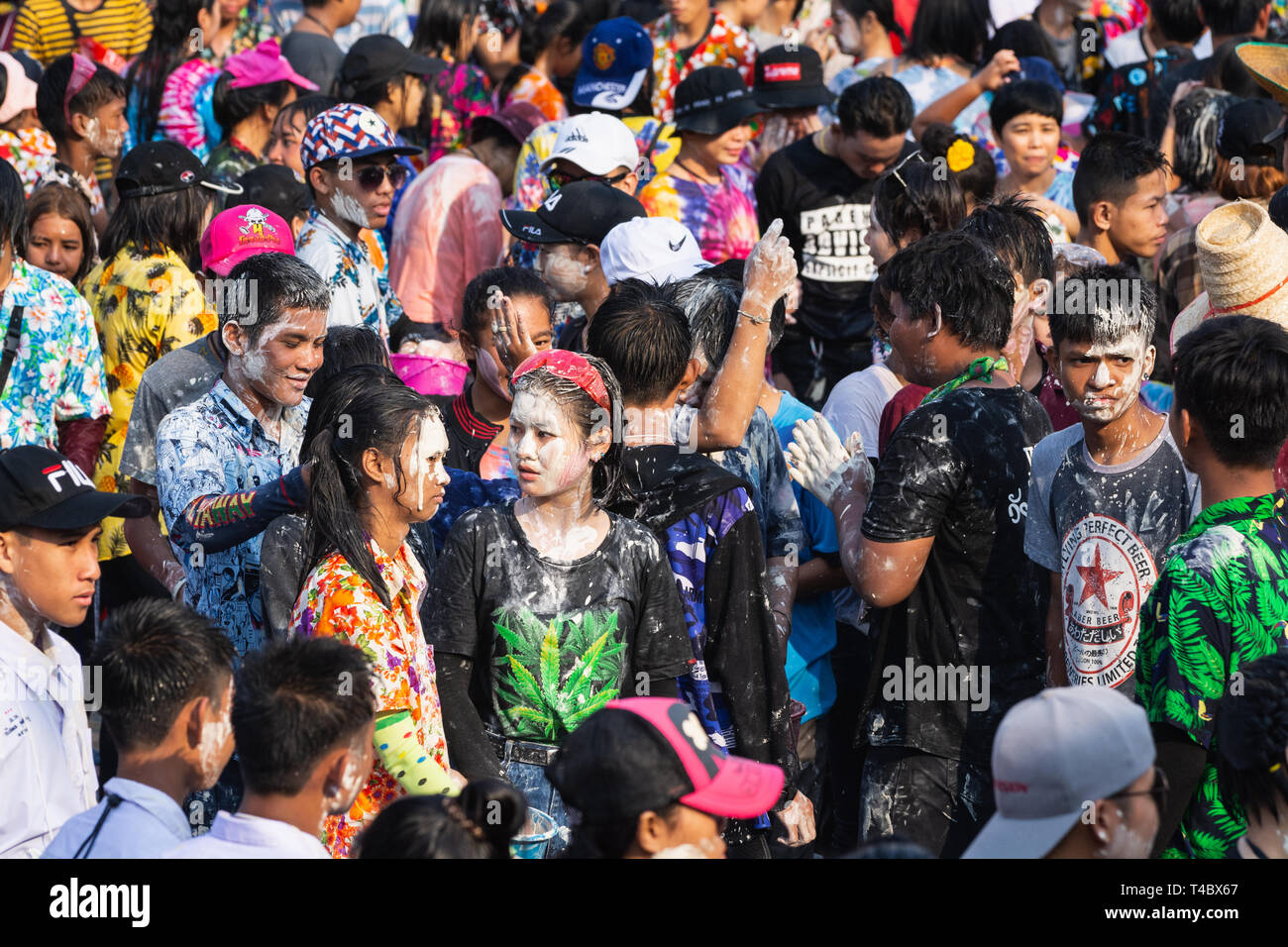 SUKHOTHAI, THAÏLANDE - 15 avril 2019 : Les Thaïlandais célébrer Songkran Nouvel An Fête de l'eau dans la rue. Banque D'Images