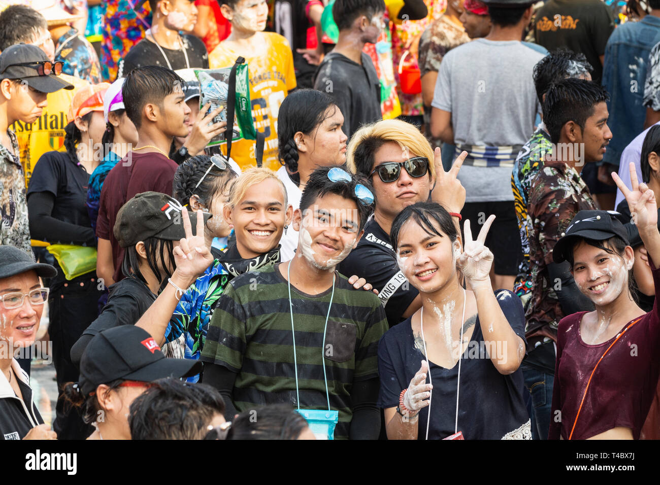 SUKHOTHAI, THAÏLANDE - 15 avril 2019 : Les Thaïlandais célébrer Songkran Nouvel An Fête de l'eau dans la rue. Banque D'Images