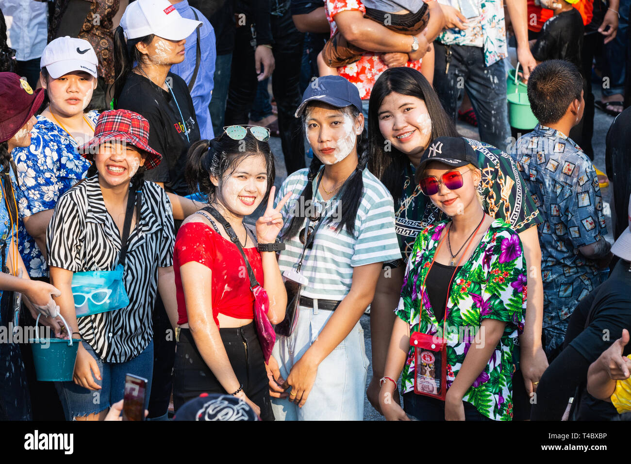 SUKHOTHAI, THAÏLANDE - 15 avril 2019 : Les Thaïlandais célébrer Songkran Nouvel An Fête de l'eau dans la rue. Banque D'Images