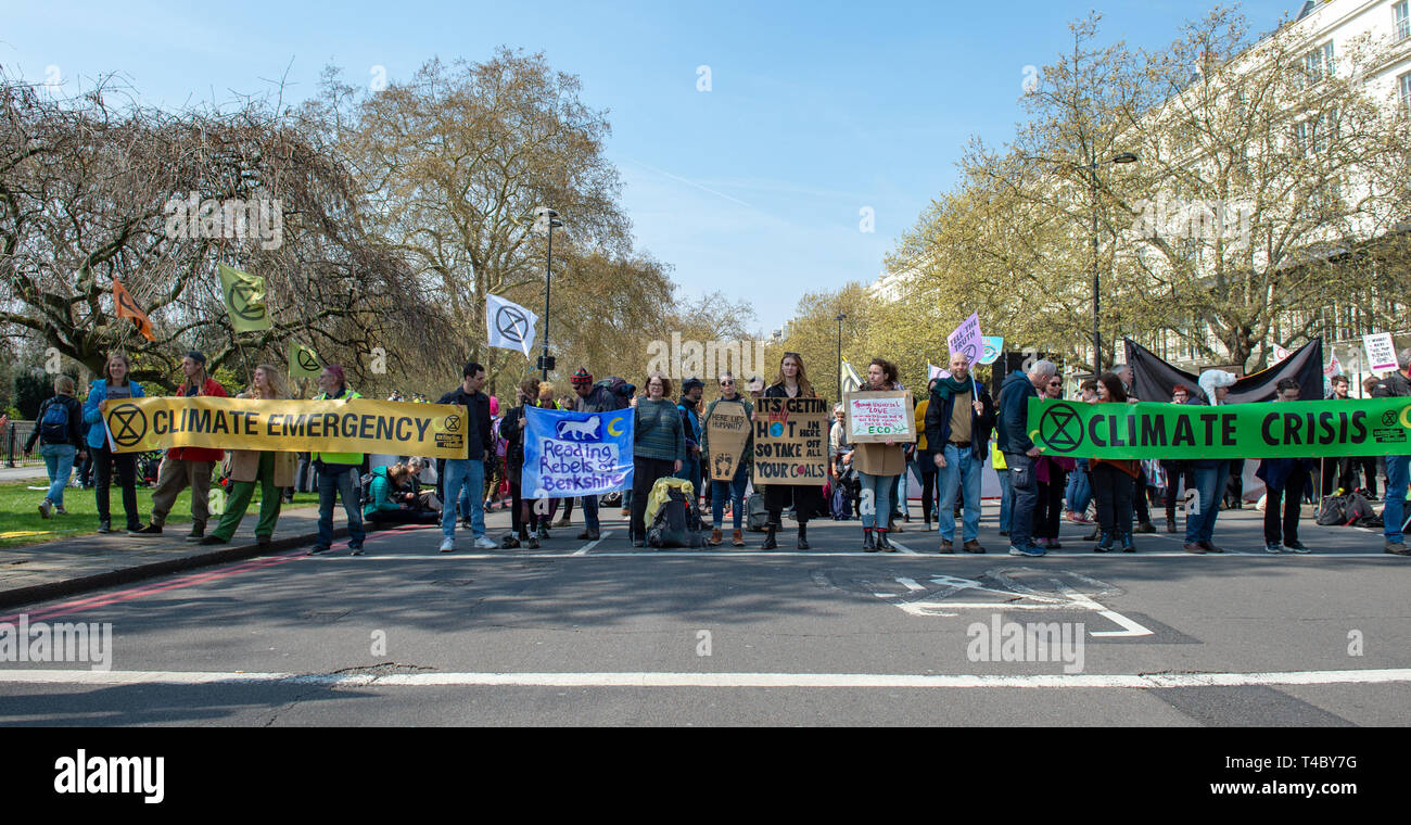 Londres, Royaume-Uni. 15 avril 2019. Rébellion d'extinction les changements climatiques manifestants ont bloqué plusieurs section d'Oxford Street, à Marble Arch et Oxford Circus. Crédit : Peter Manning/Alamy Live News Banque D'Images
