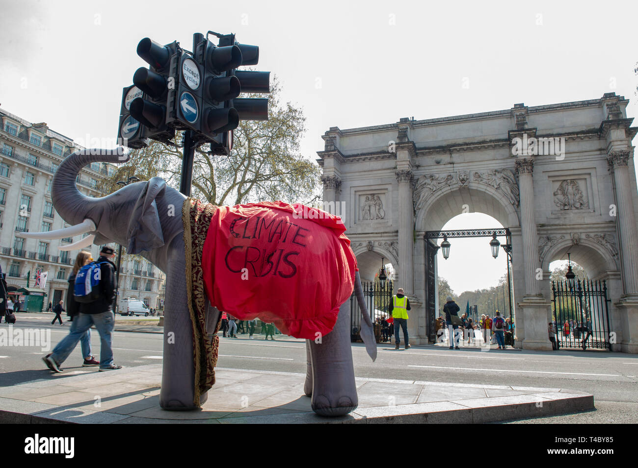 Londres, Royaume-Uni. 15 avril 2019. Rébellion d'extinction les changements climatiques manifestants ont bloqué plusieurs section d'Oxford Street, à Marble Arch et Oxford Circus. Crédit : Peter Manning/Alamy Live News Banque D'Images