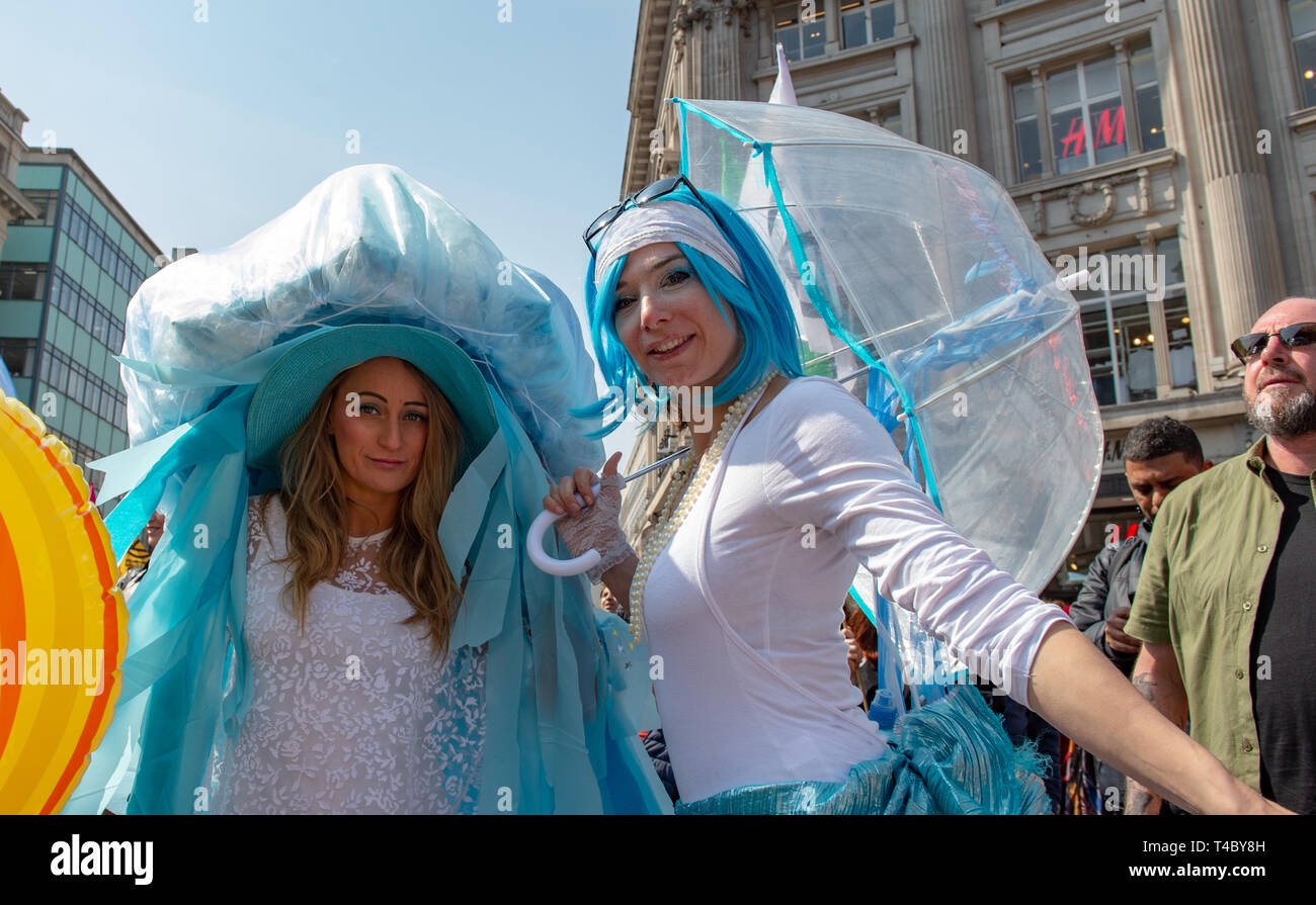 Londres, Royaume-Uni. 15 avril 2019. Rébellion d'extinction les changements climatiques manifestants ont bloqué plusieurs section d'Oxford Street, à Marble Arch et Oxford Circus. Crédit : Peter Manning/Alamy Live News Banque D'Images