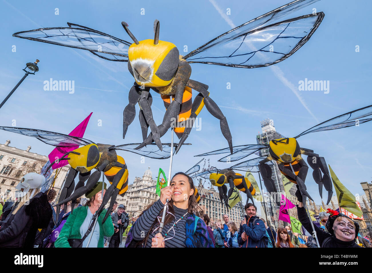 Londres, Royaume-Uni. 15 avr 2019. Une marche funèbre, à la place du Parlement, pour tous les morts, les gens, les animaux et les insectes (en particulier les abeilles) à cause du changement climatique, l'extinction des manifestants de plusieurs blocs de la rébellion (Hyde Park, Oxford Cuircus, Piccadilly Circus, le pont de Waterloo et de la place du Parlement) à Londres dans le cadre de leur action de protestation à la demande par le gouvernement britannique sur le "climat" à. L'action fait partie d'une protestation coordonnée. Crédit : Guy Bell/Alamy Live News Banque D'Images