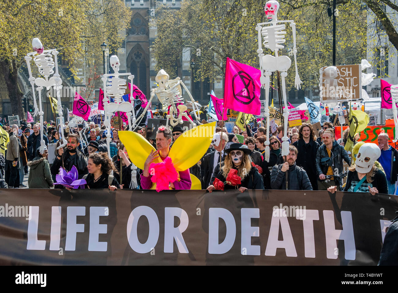 Londres, Royaume-Uni. 15 avr 2019. Une marche funèbre, à la place du Parlement, pour tous les morts, les gens, les animaux et les insectes à cause du changement climatique, l'extinction des manifestants de plusieurs blocs de la rébellion (Hyde Park, Oxford Cuircus, Piccadilly Circus, le pont de Waterloo et de la place du Parlement) à Londres dans le cadre de leur action de protestation à la demande par le gouvernement britannique sur le "climat" à. L'action fait partie d'une protestation coordonnée. Crédit : Guy Bell/Alamy Live News Banque D'Images