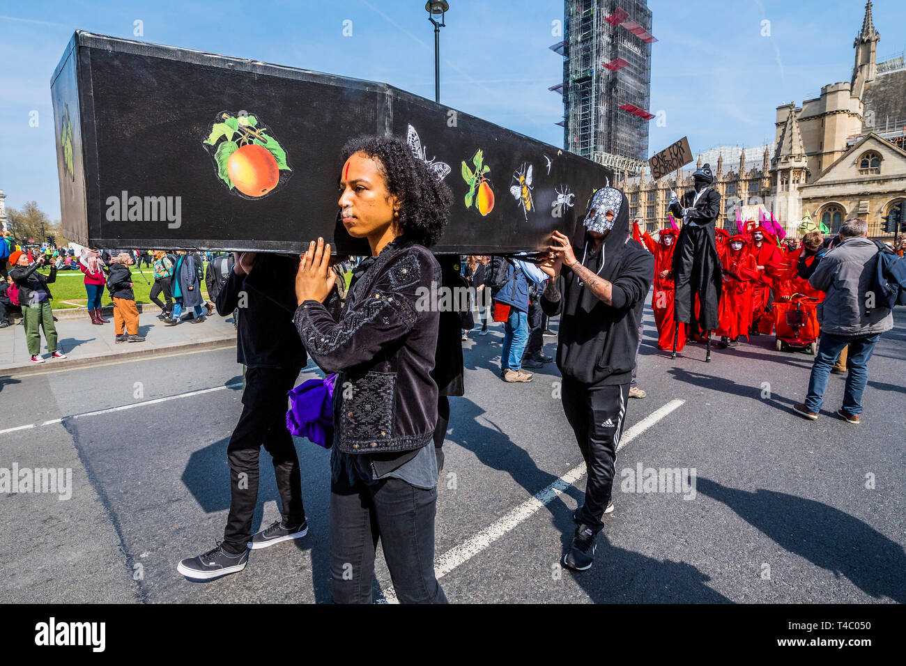Londres, Royaume-Uni. 15 avril, 2019. Une marche funèbre, à la place du Parlement, pour tous les morts, les gens, les animaux et les insectes à cause du changement climatique, l'extinction des manifestants de plusieurs blocs de la rébellion (Hyde Park, Oxford Cuircus, Piccadilly Circus, le pont de Waterloo et de la place du Parlement) à Londres dans le cadre de leur action de protestation à la demande par le gouvernement britannique sur le "climat" à. L'action fait partie d'une protestation coordonnée. Crédit : Guy Bell/Alamy Live News Banque D'Images