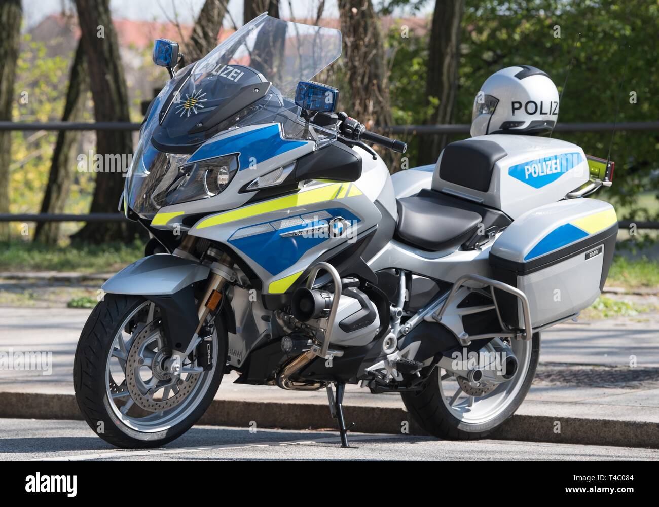 Dresde, Allemagne. Apr 15, 2019. Une nouvelle BMW R 1250 RT-P moto de la  police saxonne est garée en face de la chancellerie d'État Saxon au cours  de la remise officielle. Un