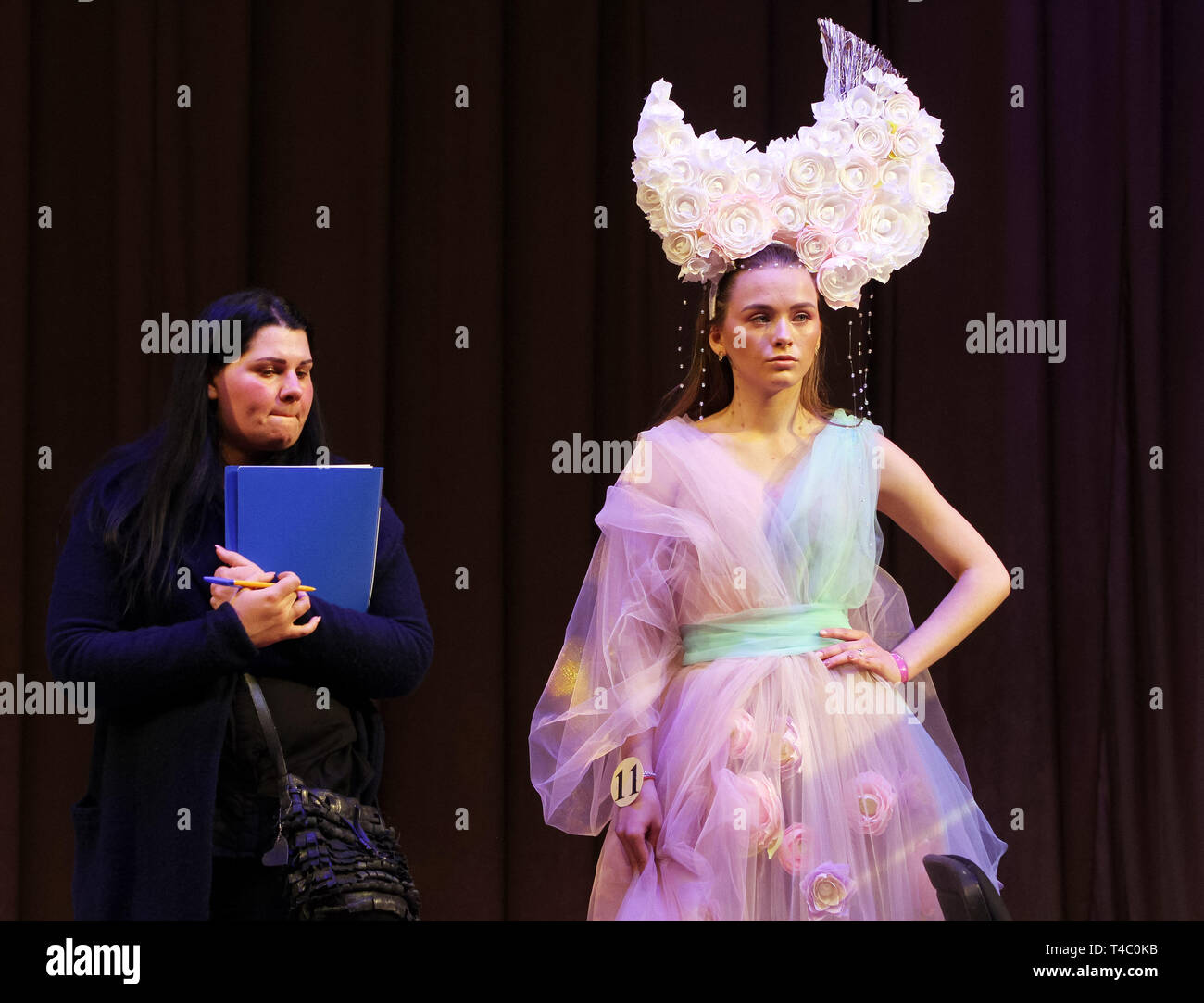 Kiev, Kiev, Ukraine. Apr 15, 2019. Un membre du jury (L) est vu à la recherche à un modèle mettant en valeur lors d'un festival international annuel de coiffeurs, Crystal Angel à Kiev.Les coiffeurs et maquilleurs ont participé au festival international d'art coiffure, mode et design Crystal Angel à Kiev. Crédit : Pavlo Gonchar SOPA/Images/ZUMA/Alamy Fil Live News Banque D'Images