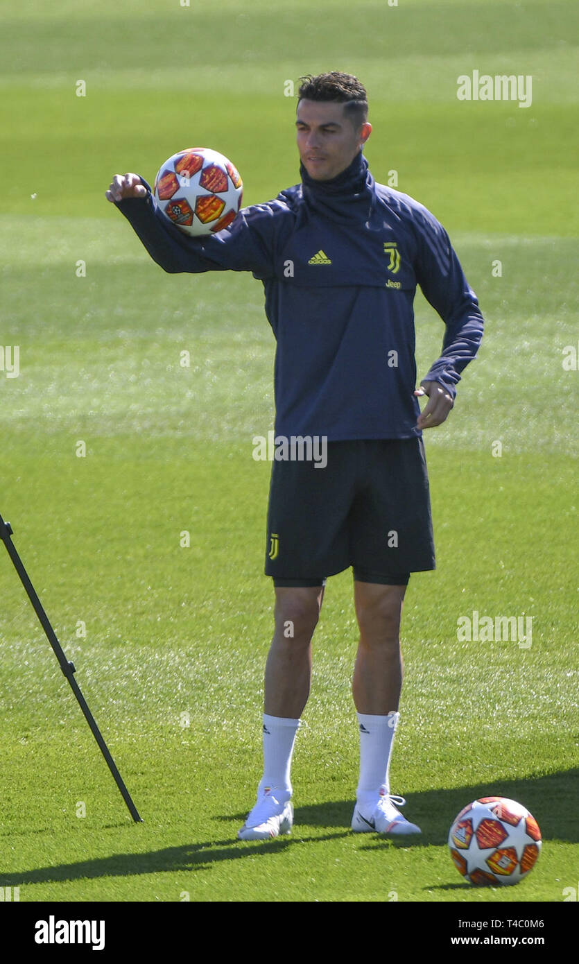 Turin, Italie. Apr 15, 2019. Football : Ligue des Champions, avant les quarts de finale, la Juventus Turin - Ajax Amsterdam, la formation : Cristiano Ronaldo entraînée par la Juventus. Crédit : Antonio Polia/dpa/Alamy Live News Banque D'Images