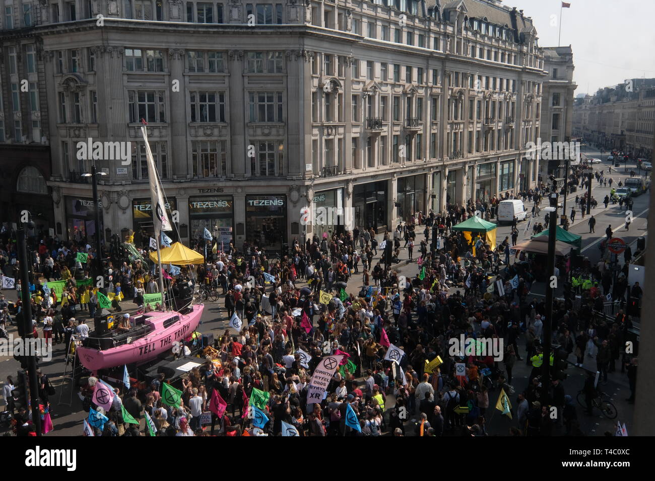 Londres, Royaume-Uni. Apr 15, 2019. Les manifestants rébellion Extinction le jour 1 de l'arrêt de leur Londres à Oxford circus vu de dessus/Megawhat Crédit : Rachel Alamy Live News Banque D'Images