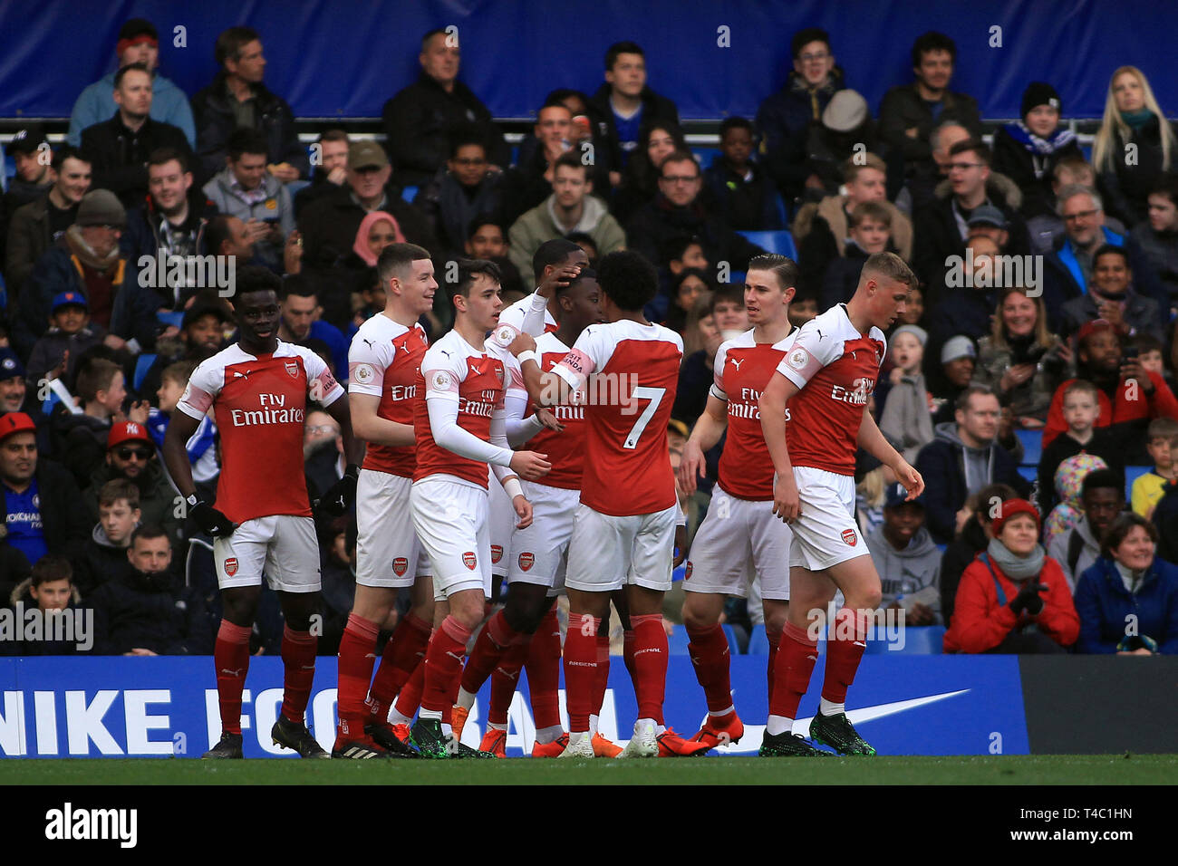 Londres, Royaume-Uni. 15 avril, 2019. Eddie Nketiah d'Arsenal U23 © célèbre avec ses coéquipiers après avoir marqué son premier but de l'équipe. PL2 match, Chelsea Arsenal v u23's U23's à Stamford Bridge à Londres le lundi 15 avril 2019. Cette image ne peut être utilisé qu'à des fins rédactionnelles. Usage éditorial uniquement, licence requise pour un usage commercial. Aucune utilisation de pari, de jeux ou d'un seul club/ligue/dvd publications. pic par Steffan Bowen/ Andrew Orchard la photographie de sport/Alamy live news Banque D'Images