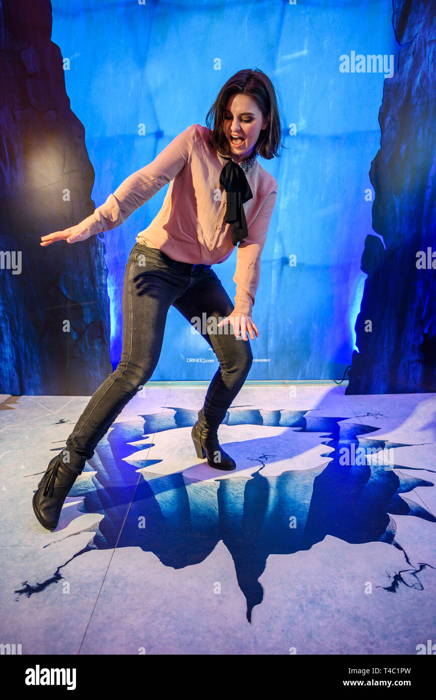 Hambourg, Allemagne. Apr 15, 2019. Natalia Rudziewicz, actrice, se dresse dans la soirée avec la continuation de la série (saison 8, épisode 1) dans un cinéma wobbly sur une photo en 3D, ce qui représente un gros morceau de glace, à partir de laquelle on peut tomber dans la profondeur. Credit : Mohssen Assanimoghaddam/dpa/Alamy Live News Banque D'Images