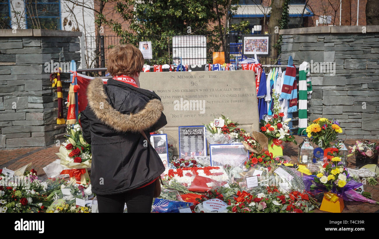 Sheffield, Royaume-Uni. Apr 15, 2019. Une femme vu la lecture des messages de condoléances au cours du service commémoratif annuel à la Hillsborough.Des centaines de personnes se rassemblent à l'extérieur du terrain de football de Sheffield mercredi pour commémorer le 30e tragédie de Hillsborough qui ont perdu la vie au cours d'un écraser au terrain de football de Hillsborough à Sheffield. Credit : Ioannis Alexopoulos SOPA/Images/ZUMA/Alamy Fil Live News Banque D'Images