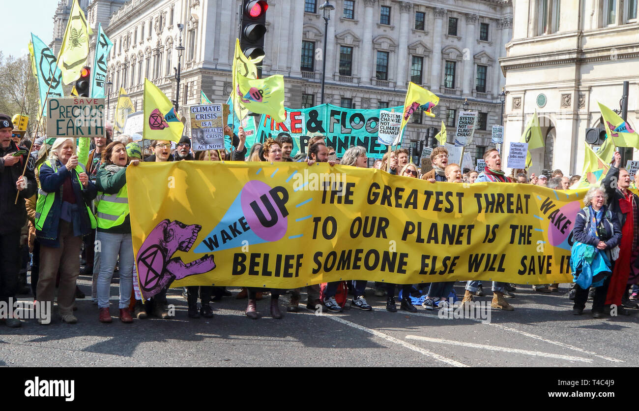 Vu les manifestants tenant une grande banderole au cours de la rébellion Extinction manifestation à Londres. Rébellion Extinction manifestants amener Londres à l'arrêt. Les manifestants alignés sur la sortie de la place du Parlement de Westminster, avec un coin salon dans la route. Le plan groupe d'être cinq blocage le plus animé de la ville et la plupart des endroits emblématiques de façon non violente, pacifique acte de rébellion - jusqu'à deux semaines Banque D'Images
