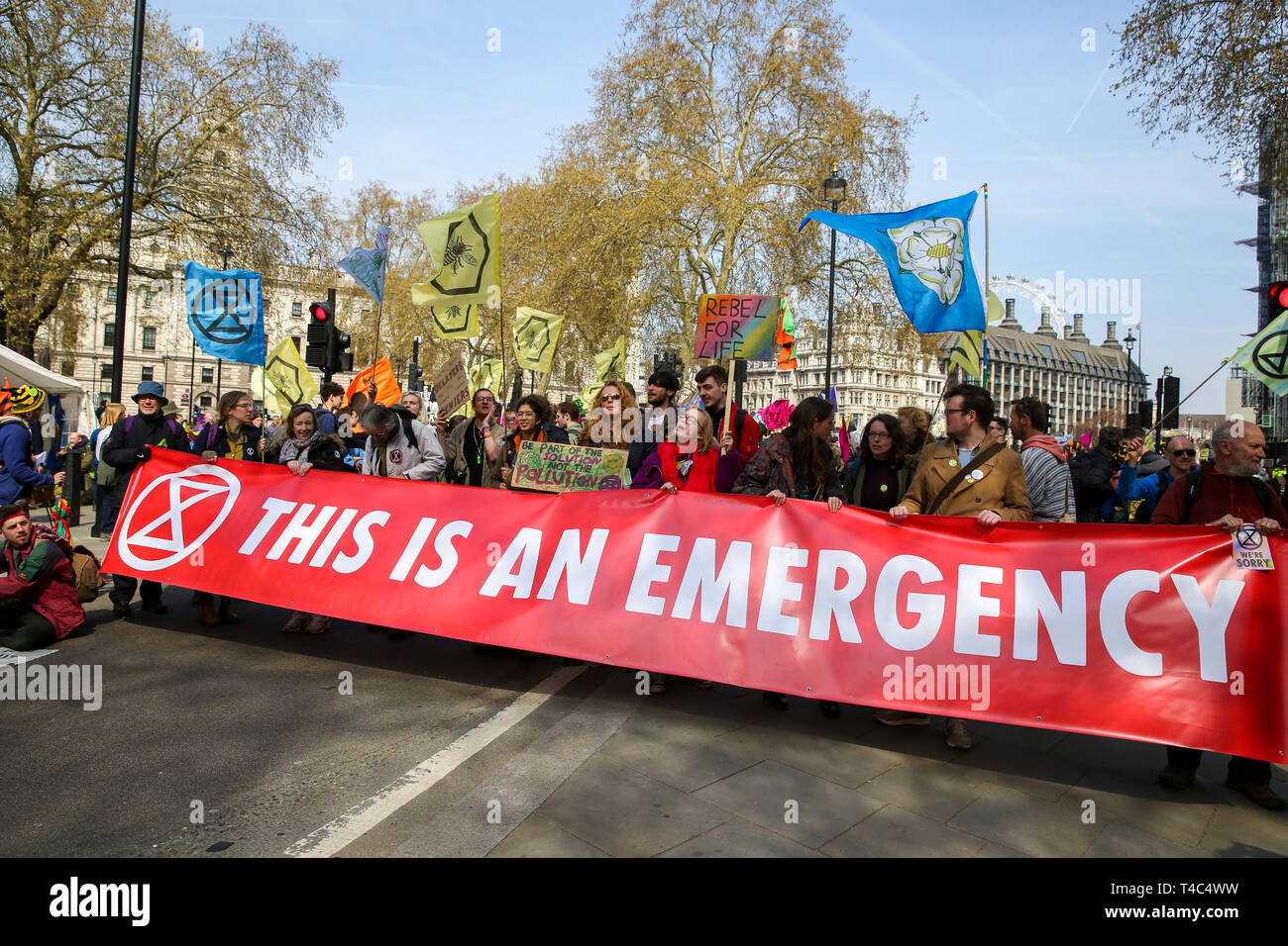 Les écologistes sont vus tenant une bannière qui dit que c'est urgence pendant la manifestation. Protestation contre l'activiste de la place du Parlement pour exiger du gouvernement d'urgence l'action sur les changements climatiques, la manifestation était organisée par l'extinction de la rébellion. Banque D'Images