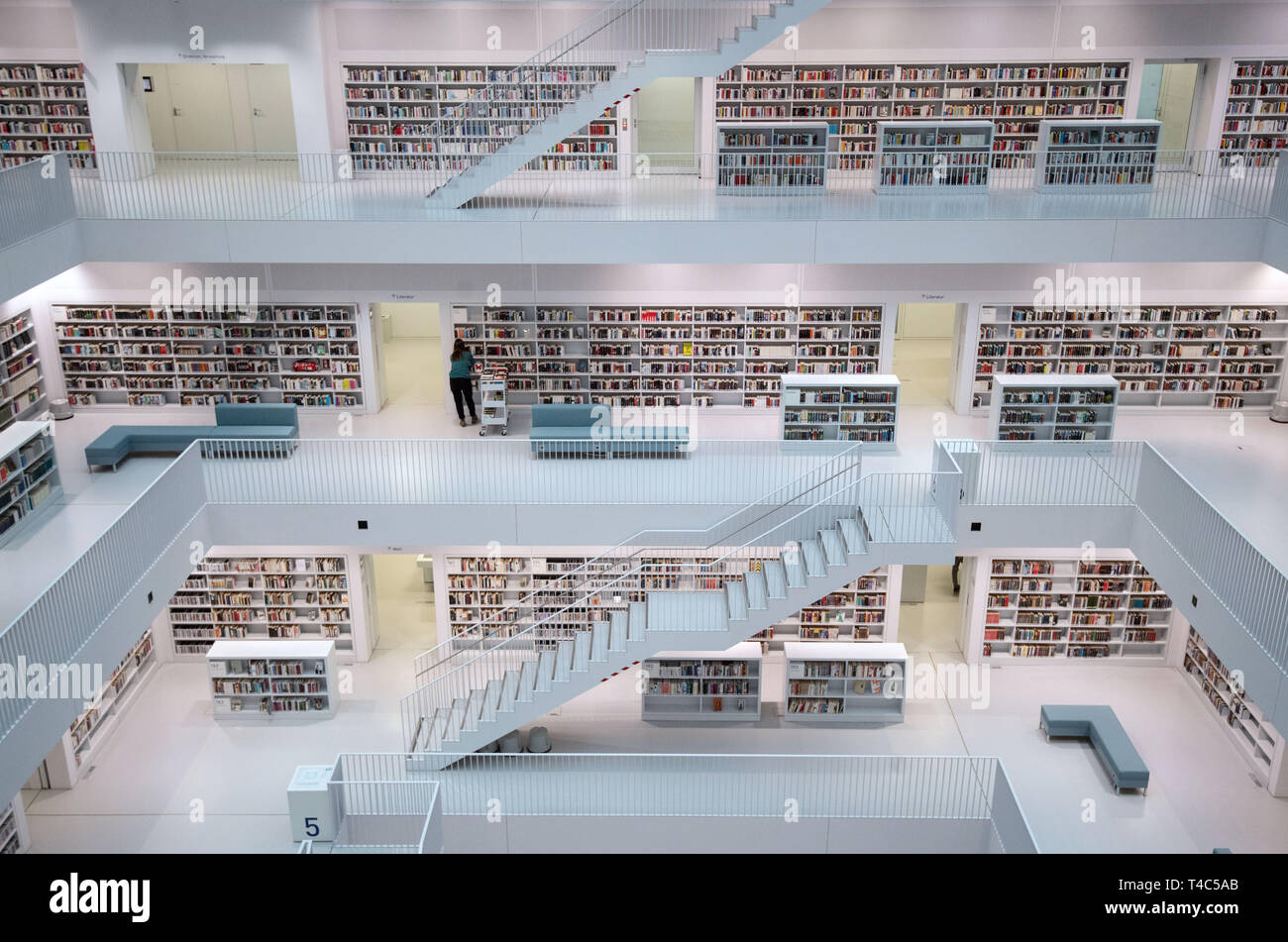 Stuttgart, Allemagne. 10 avr, 2019. Étagères peut être vu dans la Stadtbibliothek Stuttgart. La Stadtbibliothek Stuttgart comme un hotspot'-'Instagram est confrontée à des défis. Il a été mentionné plus de 5000 fois et a déjà été utilisé ou a demandé qu'un motif pour mariages, photos et interviews du ventre de bébé. Credit : Marijan Murat/DPA - ATTENTION : Seulement pour un usage éditorial dans le cadre de reportages sur la Stadtbücherei Stuttgart/dpa/Alamy Live News Banque D'Images