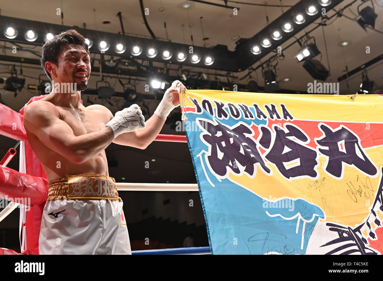 Tokyo, Japon. 8Th apr 2019. Akira Yaegashi (JPN) Boxing : Akira Yaegashi du Japon pose avec un tairyo-Bata après avoir remporté le 10R super combat poids mouche au Korakuen Hall de Tokyo, au Japon . Credit : Hiroaki Yamaguchi/AFLO/Alamy Live News Banque D'Images