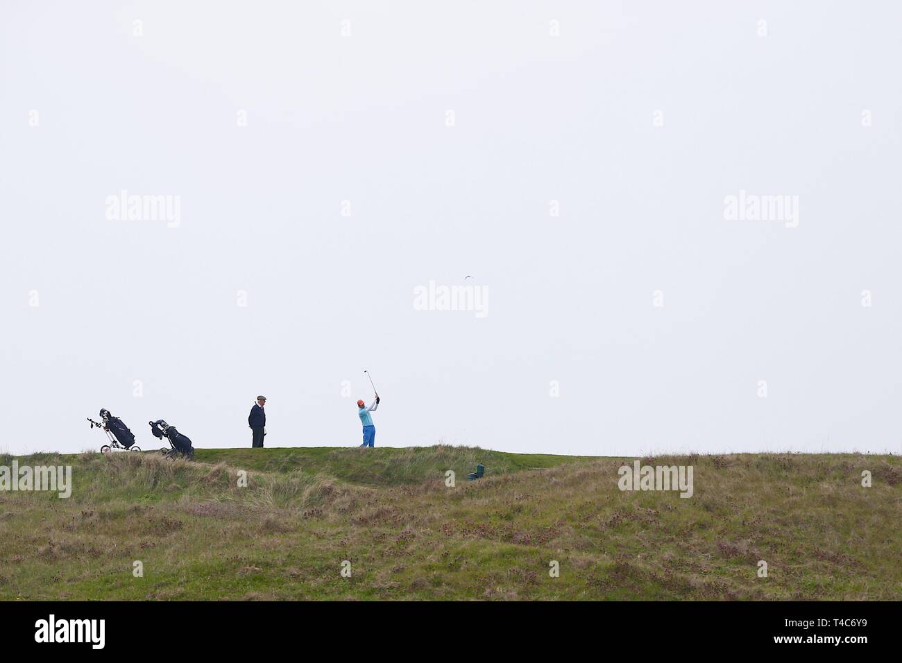 Le carrossage, East Sussex, UK. 15 avr 2019. Sur une chaude journée et brumeux à Camber Sands, les golfeurs jouent une partie de golf au club de golf de seigle, construit au-dessus des nombreuses dunes de sable le long de cette partie de la côte. ©PAUL Lawrenson, 2019 Crédit photo : Paul Lawrenson/Alamy Live News Banque D'Images