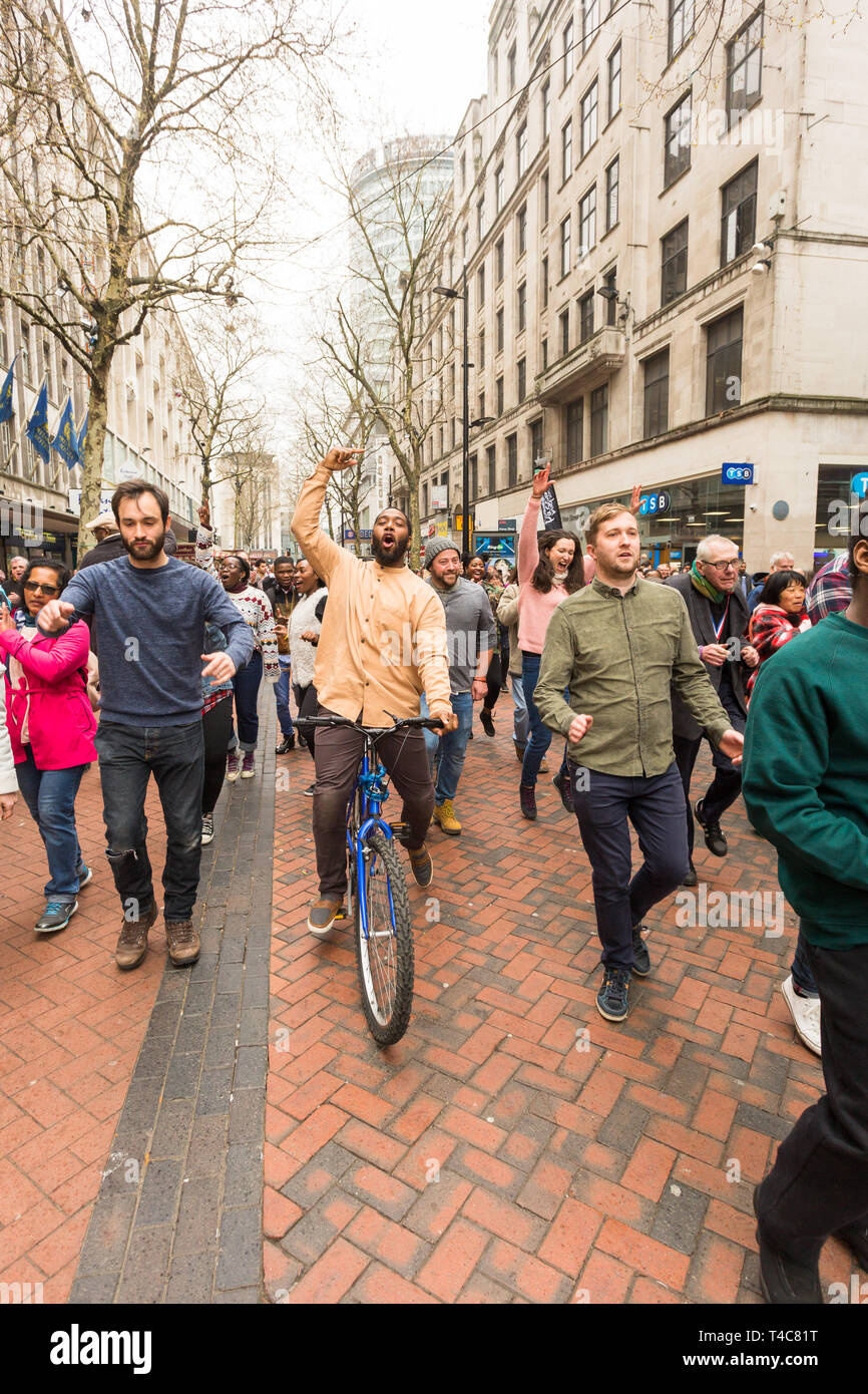 Birmingham, UK. 16 avril, 2019. Une équipe diversifiée d'une centaine de musiciens et acteurs communautaires, aux côtés d'intendants Saltine Theatre Company re-raconter l'histoire de Pâques dans une procession dans le centre-ville de Birmingham. Le Christ est à cheval dans la ville sur un vélo. La procession se termine à St Philip's Cathedral. Peter Lopeman/Alamy Live News Banque D'Images