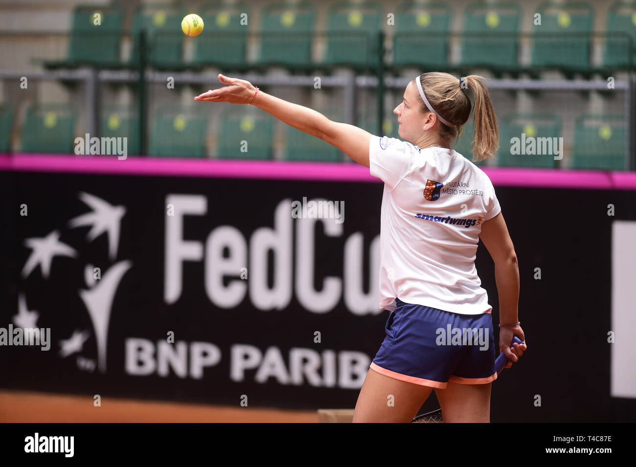 Prostejov, République tchèque. Apr 16, 2019. Le joueur de tennis tchèque Karolina Muchova trains avant la République tchèque contre le Canada Fed Cup relegation contest, le 16 avril 2019, à Prostejov, en République tchèque. Le concours aura lieu du 20 avril au 21 avril. Credit : Ludek Perina/CTK Photo/Alamy Live News Banque D'Images