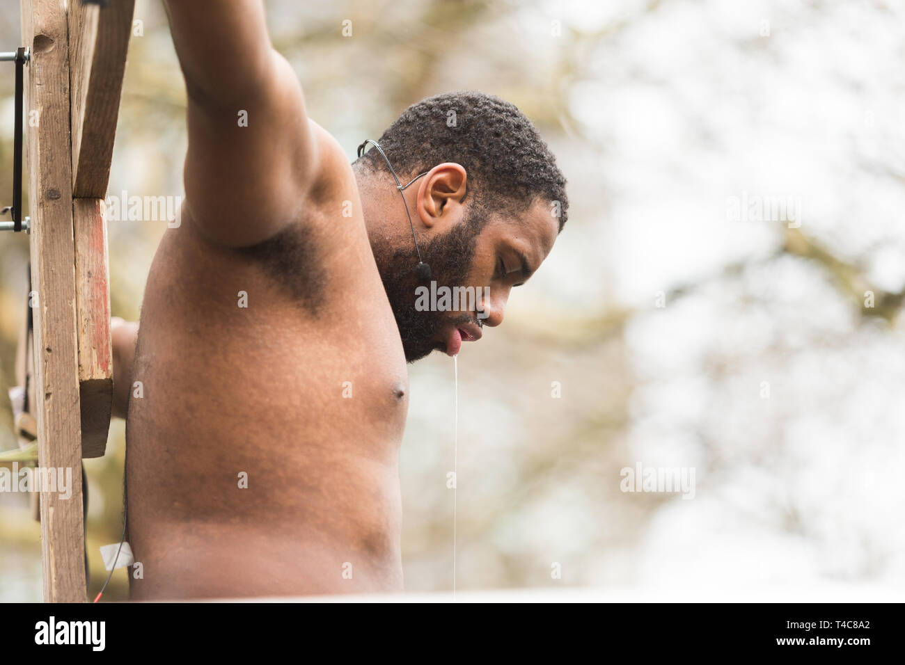 Birmingham, UK. 16 avril, 2019. Un contemporain le Christ est crucifié. Une équipe diversifiée d'une centaine de musiciens et acteurs communautaires, aux côtés d'intendants Saltine Theatre Company re-raconter l'histoire de Pâques dans une procession dans le centre-ville de Birmingham. La procession se termine à la Cathédrale St Philip's Peter Lopeman/Alamy Live News Banque D'Images