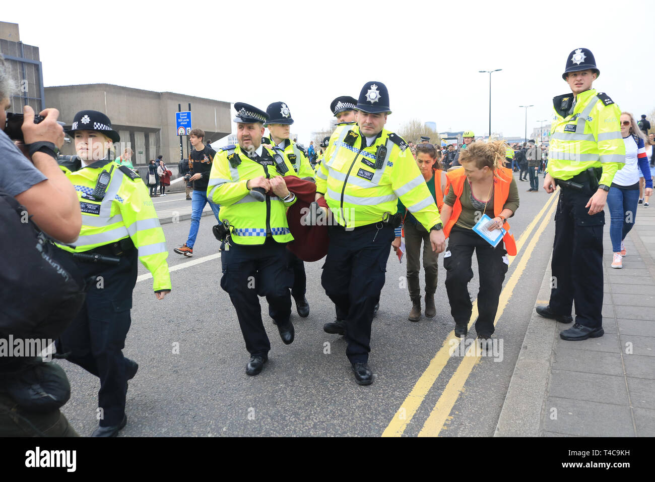 Londres, Royaume-Uni. Apr 16, 2019. La police arrête les gens bloquant Waterloo Bridge, en vertu de la loi sur l'ordre public pour qu'ils refusent de se déplacer à Marble Arch. et sont emmenés à encouragements de manifestants le Jour 2 - des manifestants de rébellion d'extinction ont bloqué plusieurs intersections à Hyde Park, Oxford (Ciurcus, Waterloo Bridge et la place du Parlement) à Londres dans le cadre de leur action de protestation à la demande par le gouvernement britannique sur le réchauffement climatique et la crise climatique". Credit : amer ghazzal/Alamy Live News Banque D'Images