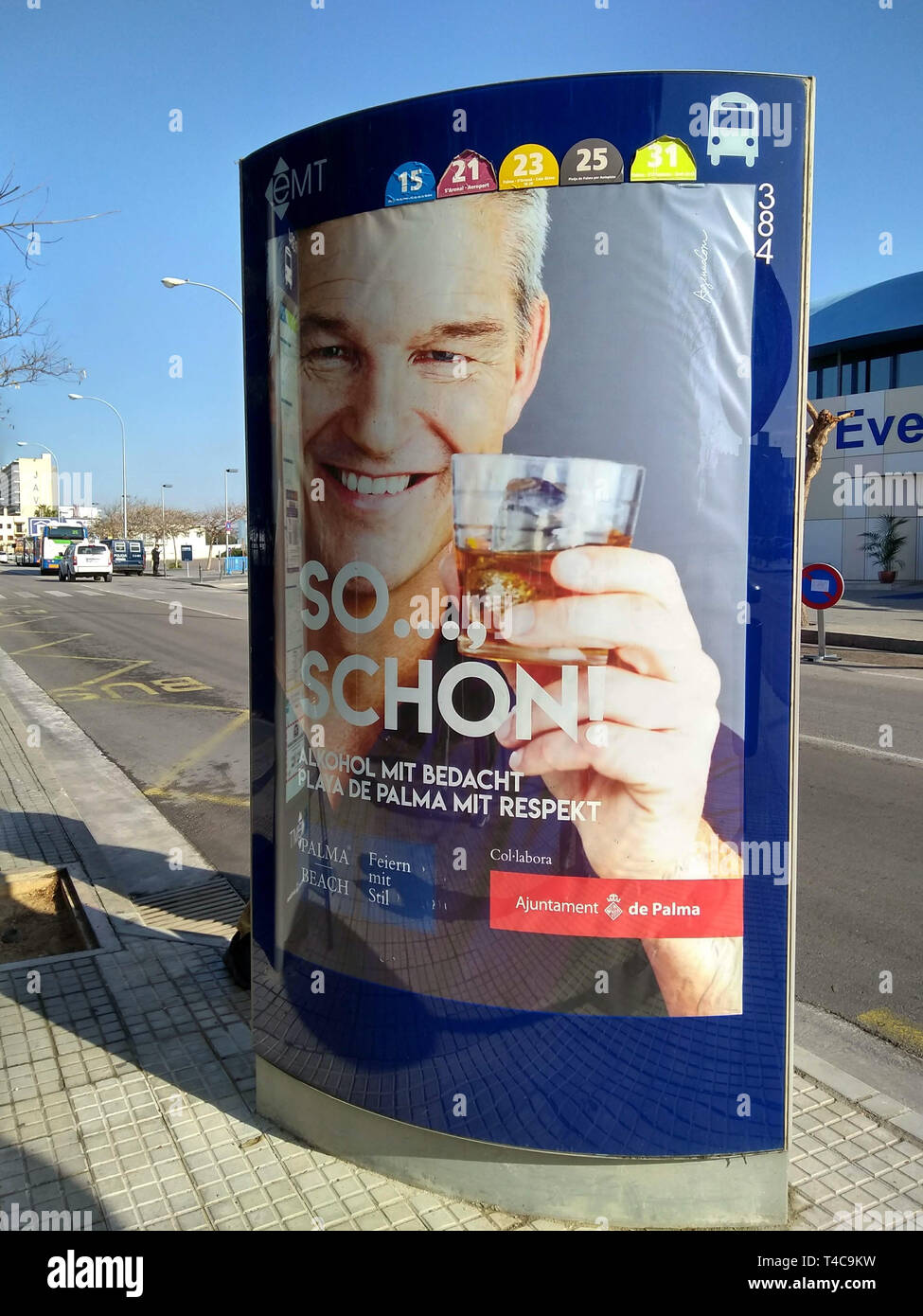 Palma de Mallorca, Espagne. Apr 16, 2019. Une affiche publicitaire est censé appeler sur les touristes à consommer de l'alcool avec prudence. L'image d'un célèbre établissement "personne avec le message : "o., oui." appartient à la campagne "Célébrer avec style'. L'initiative provient de la 'Plage de Palma' association, qui a travaillé pendant quatre ans pour améliorer la qualité de l'offre sur la célèbre plage. (Dpa parti allemand artiste comme l'Ambassadeur contre Ballermann excès) Credit : Patrick Sastre Schirmer/dpa/Alamy Live News Banque D'Images