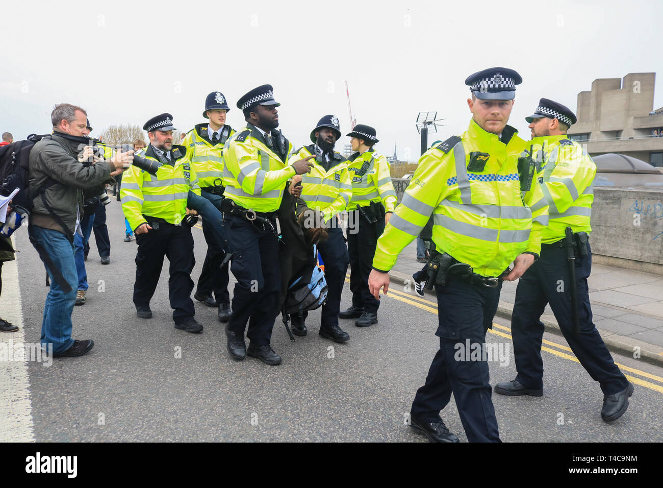 Londres, Royaume-Uni. Apr 16, 2019. La police arrête les gens bloquant Waterloo Bridge, en vertu de la loi sur l'ordre public pour qu'ils refusent de se déplacer à Marble Arch. et sont emmenés à encouragements de manifestants le Jour 2 - des manifestants de rébellion d'extinction ont bloqué plusieurs intersections à Hyde Park, Oxford (Ciurcus, Waterloo Bridge et la place du Parlement) à Londres dans le cadre de leur action de protestation à la demande par le gouvernement britannique sur le réchauffement climatique et la crise climatique". Credit : amer ghazzal/Alamy Live News Banque D'Images