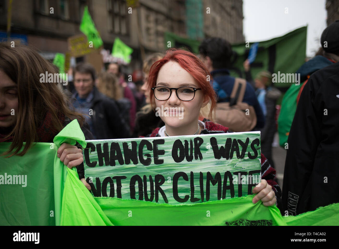 Édimbourg, Écosse, 16 avril 2019. Rébellion d'extinction (Ecosse) les manifestants fermer North Bridge à la circulation au cours d'une "Journée internationale de la rébellion", pour demander au gouvernement de déclarer une urgence climatique, à Édimbourg, en Écosse, le 16 avril 2019. Crédit : Jeremy Sutton-Hibbert/Alamy Live News Banque D'Images