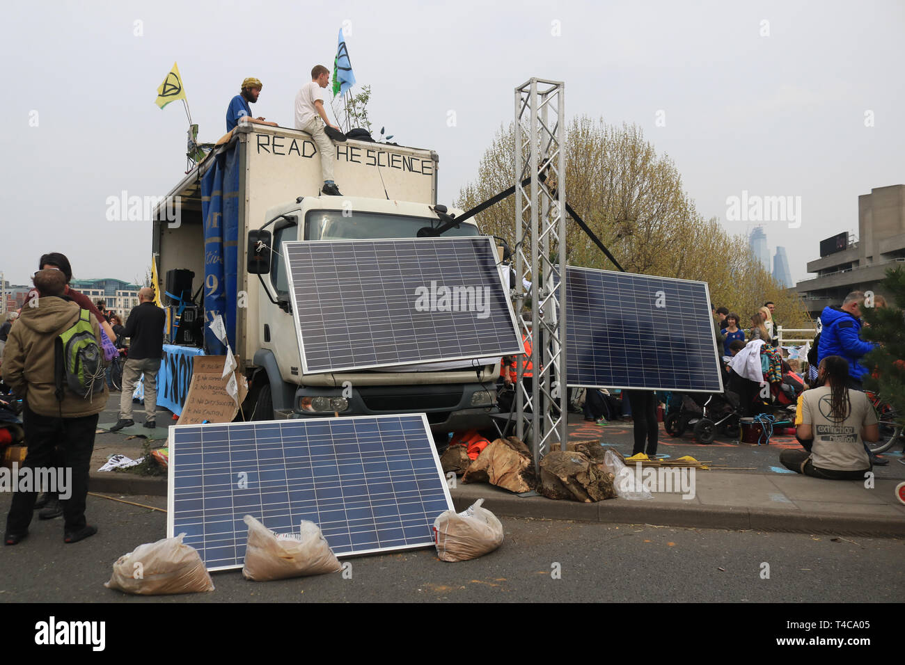 Londres, Royaume-Uni. Apr 16, 2019. Des manifestants de l'environnement Extinction Affichage groupe rébellion panneaux solaires bloquant Waterloo Bridge et plusieurs à jonctions (Hyde Park, Oxford Circus, et la place du Parlement) à Londres dans le cadre de leur protestation à la demande une action urgente par le gouvernement britannique ' de déclarer une situation d'urgence sur la crise climatique et les effets du réchauffement global Credit : amer ghazzal/Alamy Live News Banque D'Images