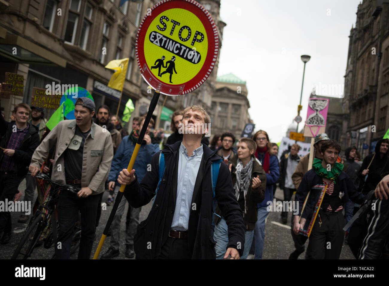 Édimbourg, Écosse, 16 avril 2019. Rébellion d'extinction (Ecosse) les manifestants fermer North Bridge à la circulation au cours d'une "Journée internationale de la rébellion", pour demander au gouvernement de déclarer une urgence climatique, à Édimbourg, en Écosse, le 16 avril 2019. Crédit : Jeremy Sutton-Hibbert/Alamy Live News Banque D'Images