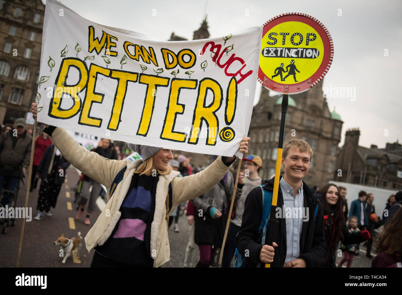 Édimbourg, Écosse, 16 avril 2019. Rébellion d'extinction (Ecosse) les manifestants fermer North Bridge à la circulation au cours d'une "Journée internationale de la rébellion", pour demander au gouvernement de déclarer une urgence climatique, à Édimbourg, en Écosse, le 16 avril 2019. Crédit : Jeremy Sutton-Hibbert/Alamy Live News Banque D'Images