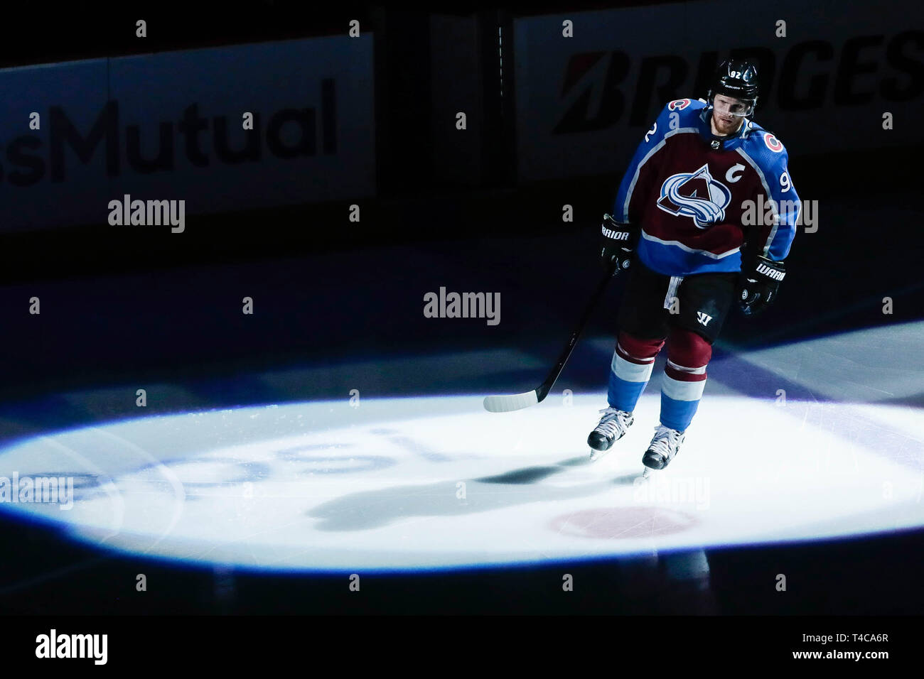 Denver, Colorado, États-Unis. Apr 15, 2019. Colorado Avalanche aile gauche Gabriel Landeskog (92) observe durant les présentations avant les Flames de Calgary et les Colorado Avalanche NHL match au Pepsi Center de Denver, Colorado. Colorado défait Calgary 6-2. John Crouch/CSM/Alamy Live News Banque D'Images