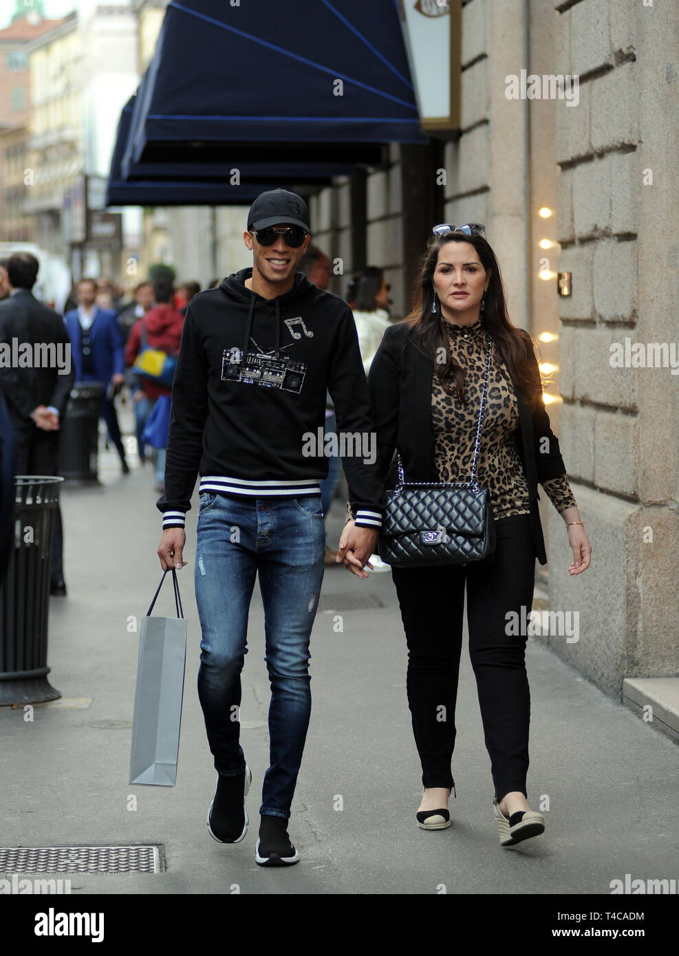 Milan, Joao Miranda et épouse Jaqueline dans le centre le défenseur de l'INTER et l'ÉQUIPE NATIONALE DU BRÉSIL, Joao Miranda promenades à travers les rues du centre-ville avec son épouse Jacqueline. Ici ils sont à pied dans la via Montenapoleone après le shopping. Banque D'Images