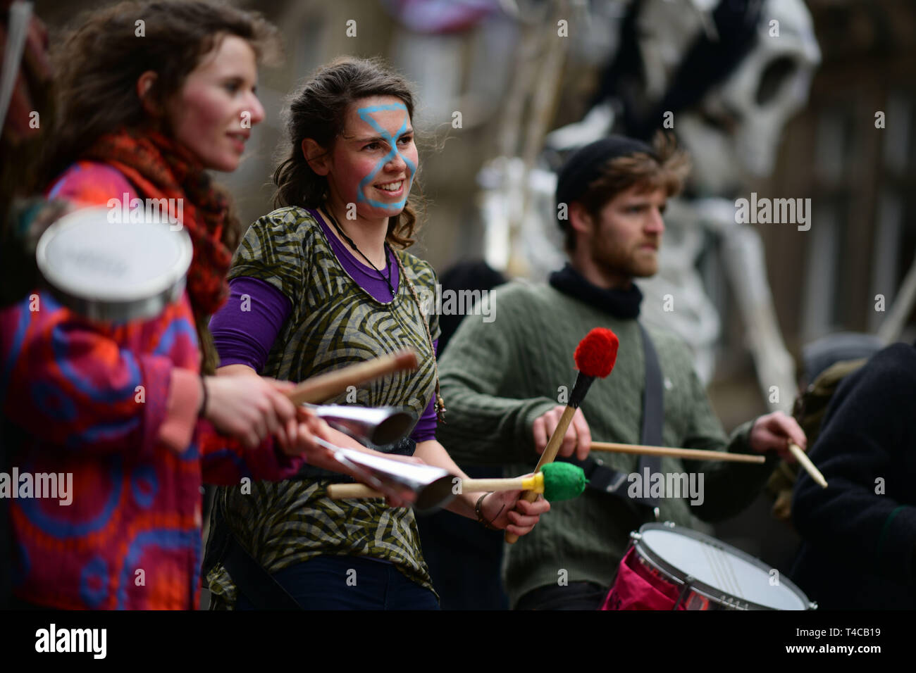 Paris le 16 avril 2019 ; Rébellion Extinction bloc au nord pont dans le centre de la ville pour protester contre le réchauffement climatique. Crédit : Steven Scott Taylor/Alamy Live News Banque D'Images