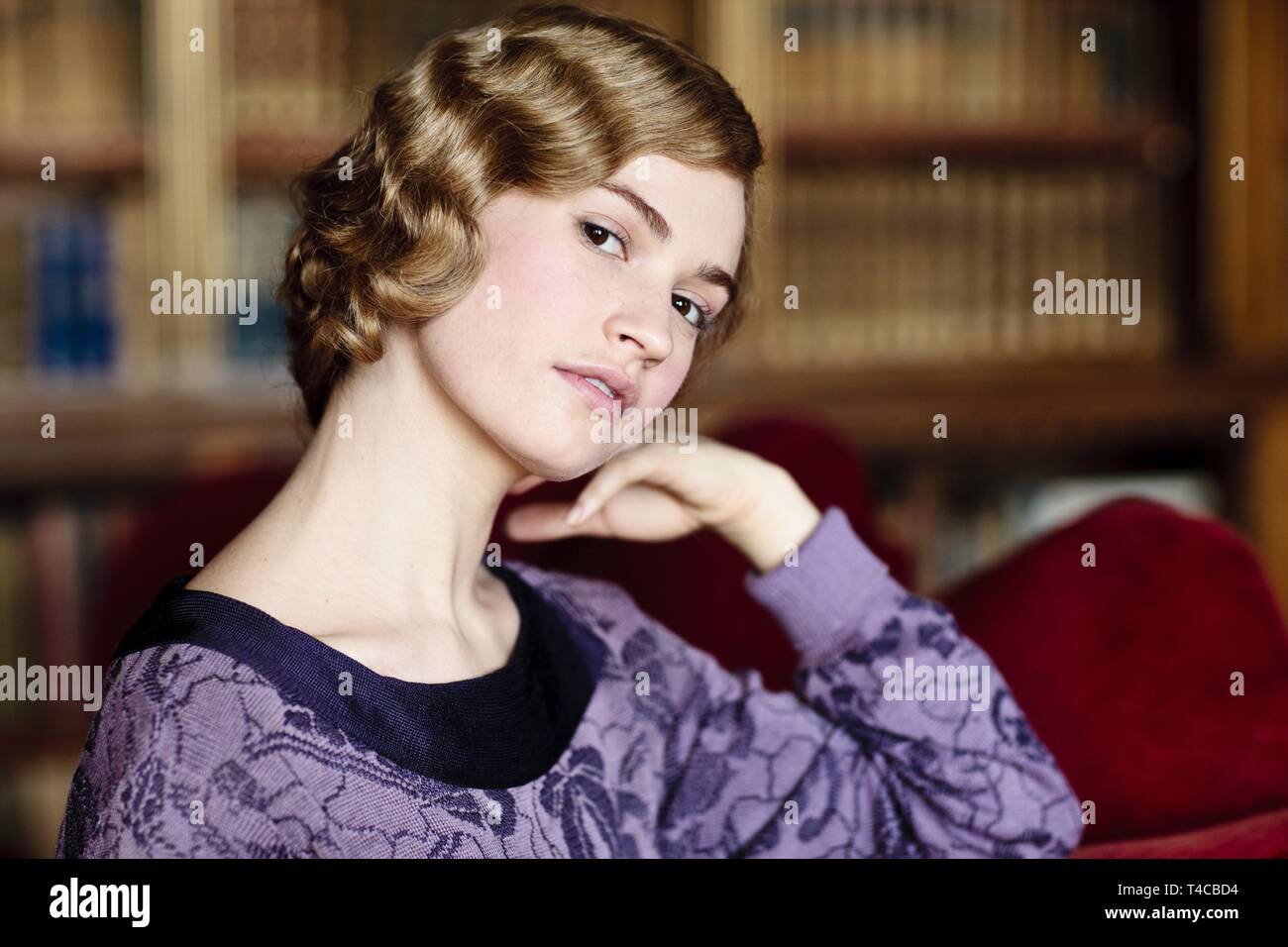 LILY JAMES à DOWNTON ABBEY (2010). Saison 4 Épisode 1. Credit : CARNIVAL FILMS / Album Banque D'Images